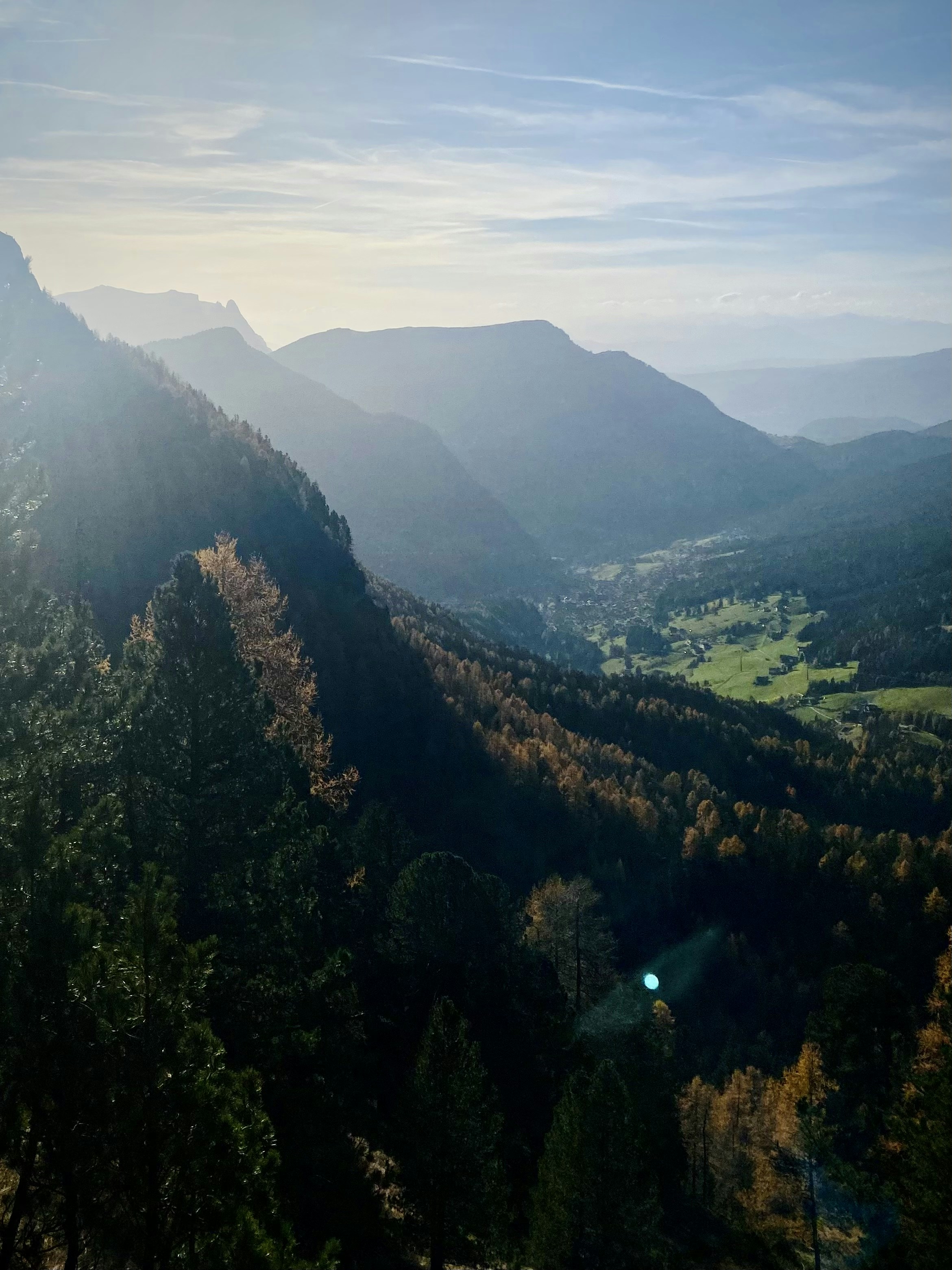 太陽は山や谷を照らす