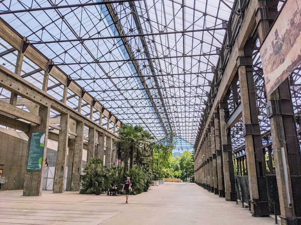 une passerelle à l’intérieur d’un bâtiment avec beaucoup de fenêtres