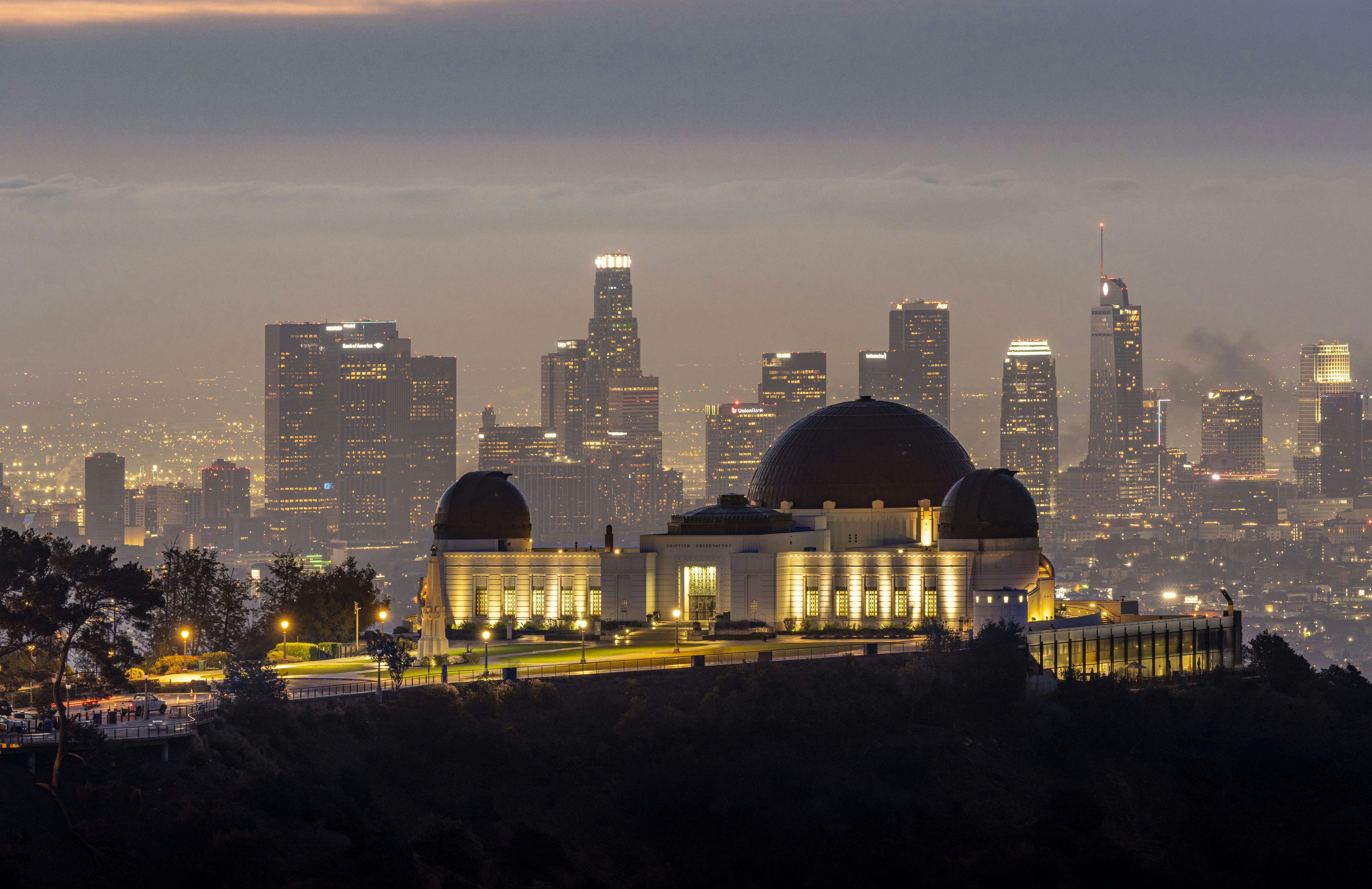 A view of a city at night from a hill photo – Free City Image on Unsplash