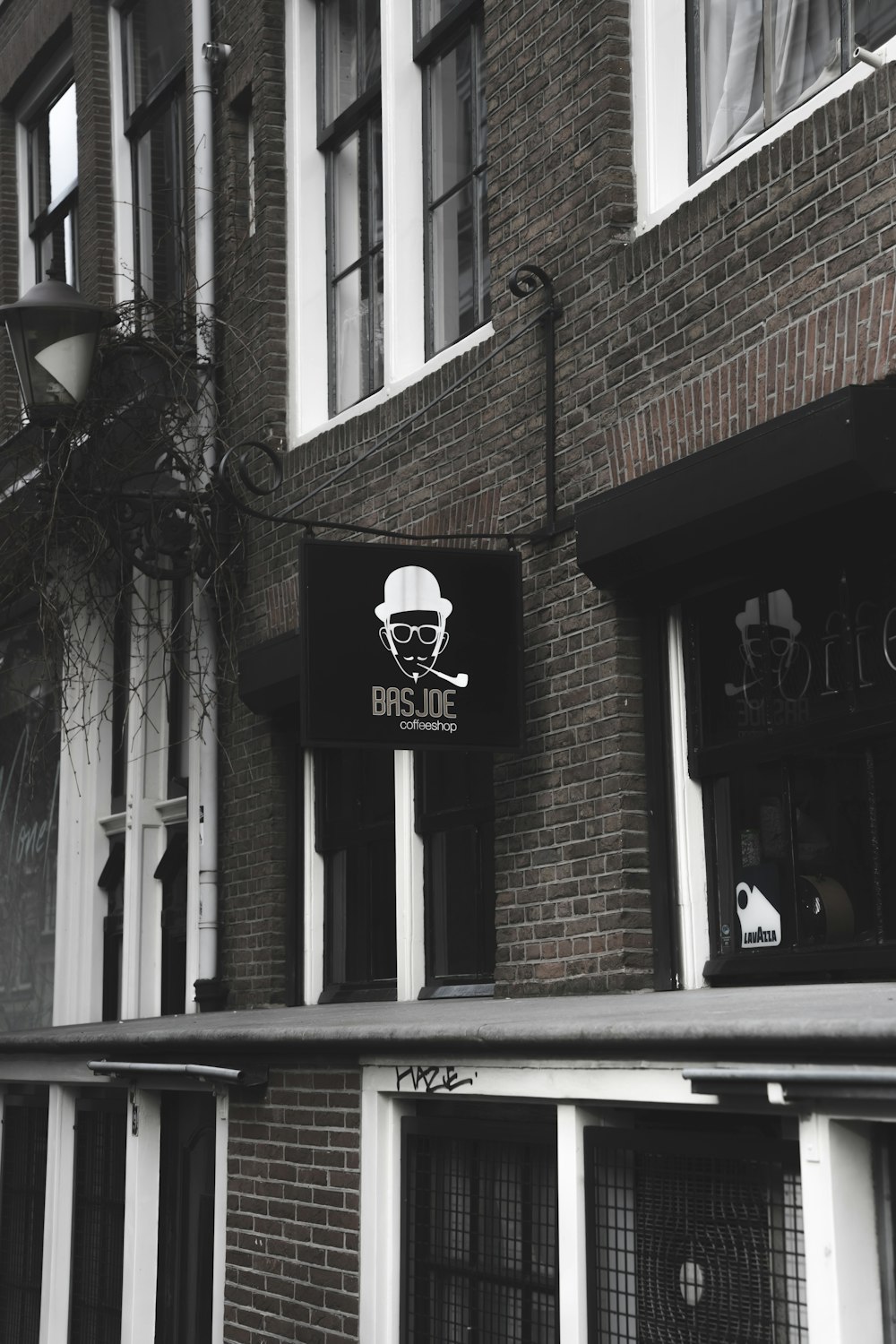 Ein Schwarz-Weiß-Foto eines Backsteingebäudes