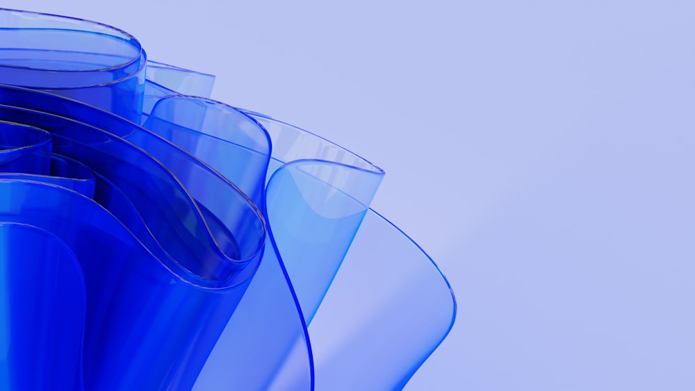 Eine Gruppe blauer Vasen sitzt nebeneinander