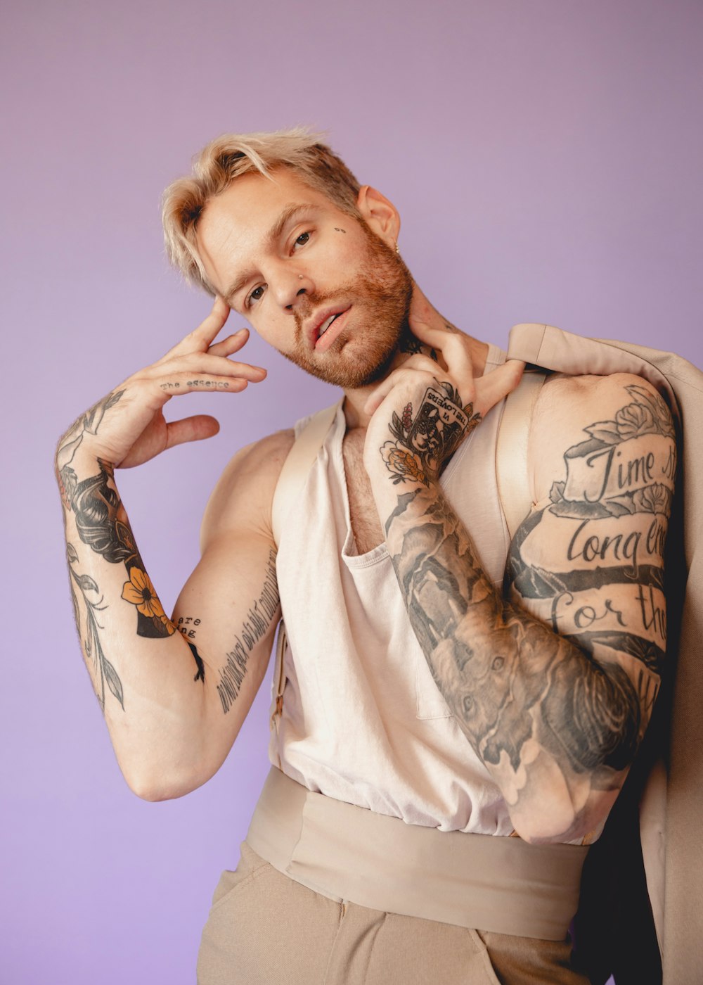 um homem com tatuagens posando para uma foto