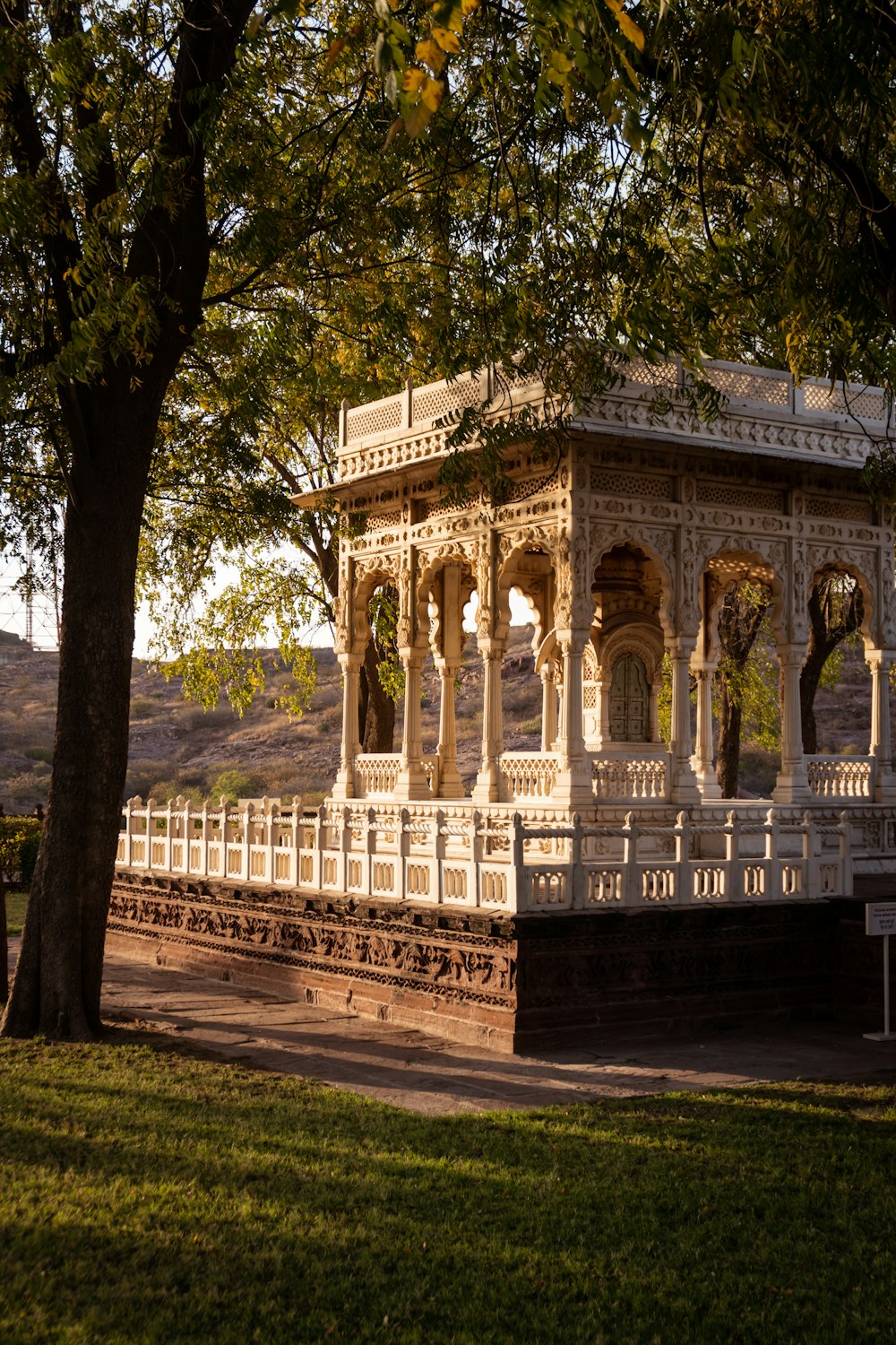 Ein weißer Pavillon unter einem Baum in einem Park