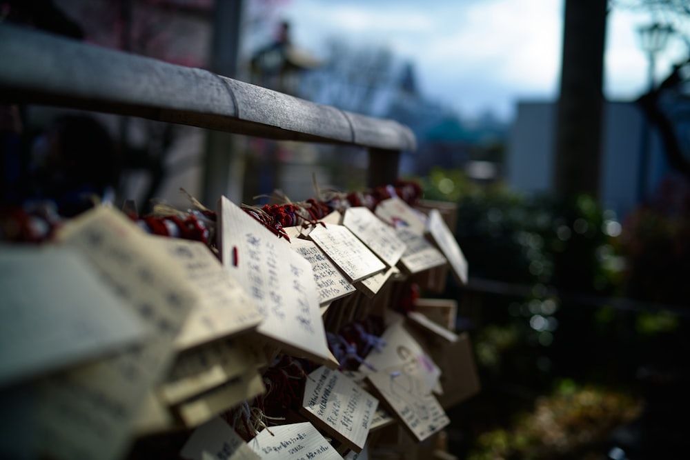 a bunch of notes attached to a fence