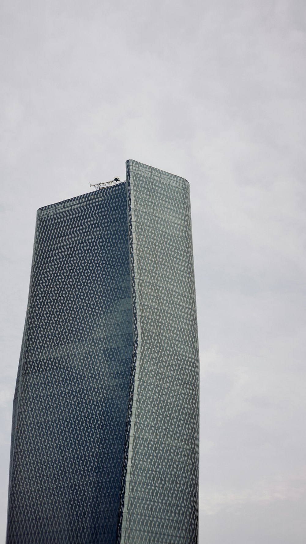 Un edificio alto con uno sfondo del cielo