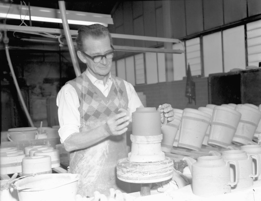 Un hombre está haciendo un pastel de arcilla