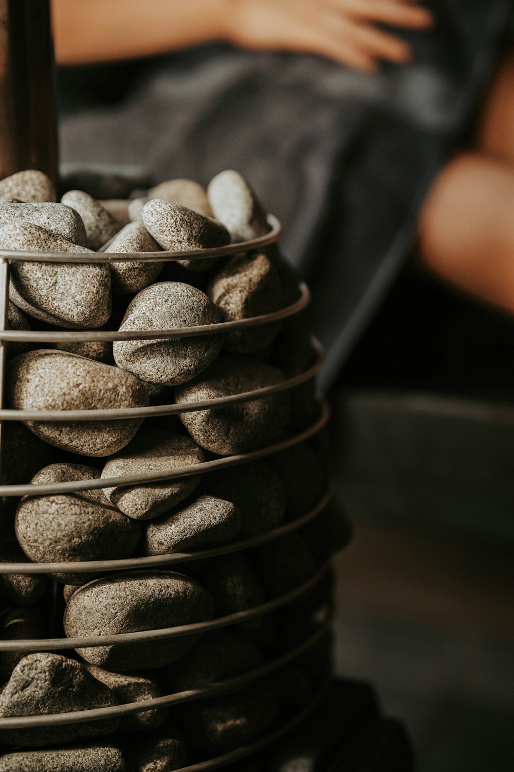 uma pilha de pedras sentada em cima de uma cesta de metal
