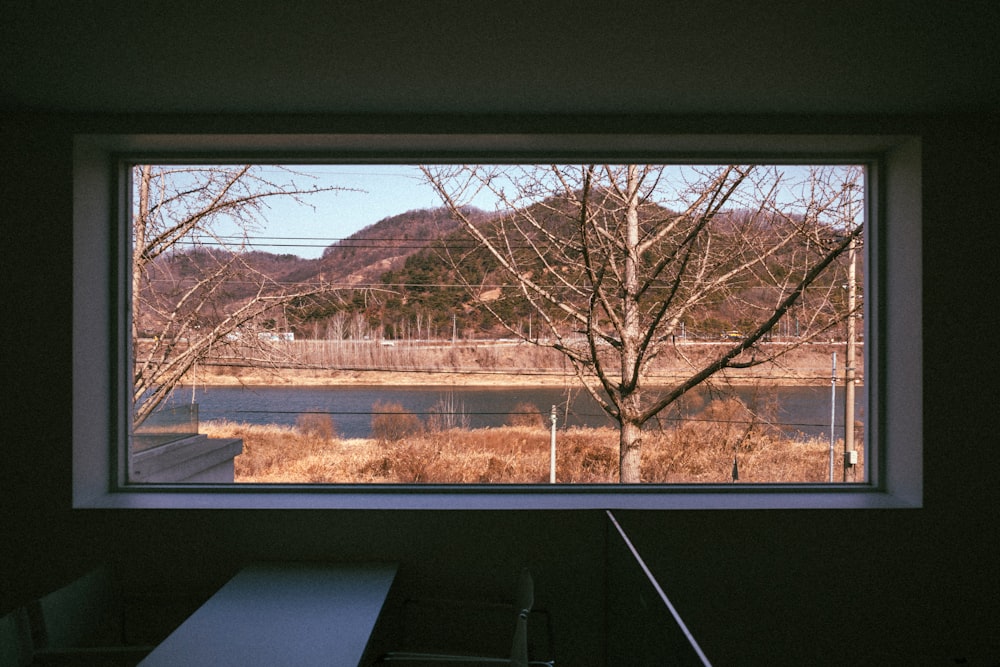 Blick auf einen See durch ein Fenster