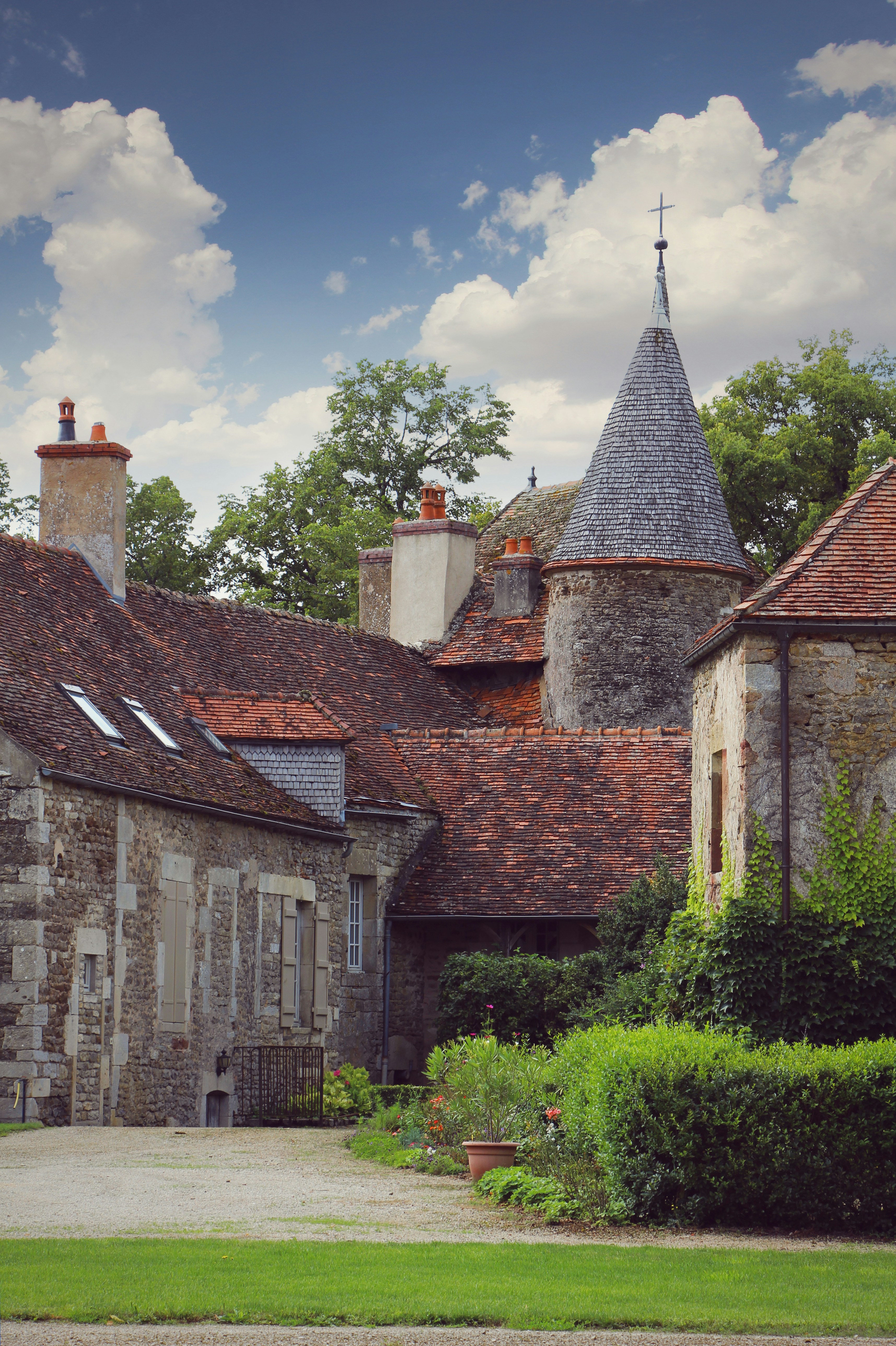 un grande edificio con una torre dell'orologio in cima ad esso