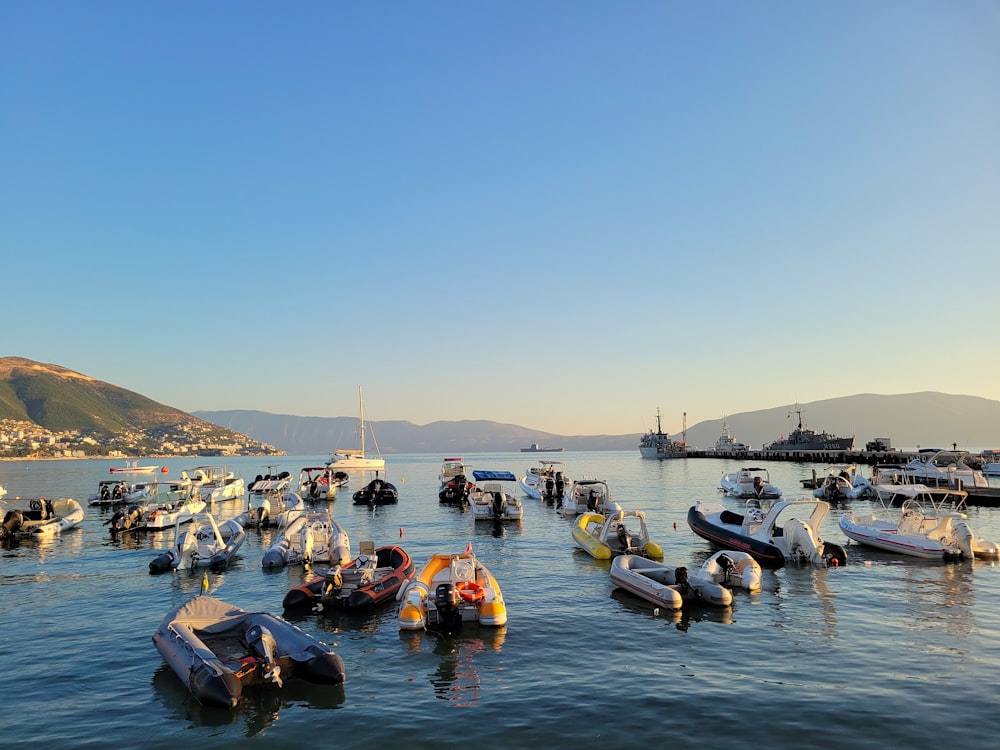 Un grupo de barcos flotando sobre un cuerpo de agua