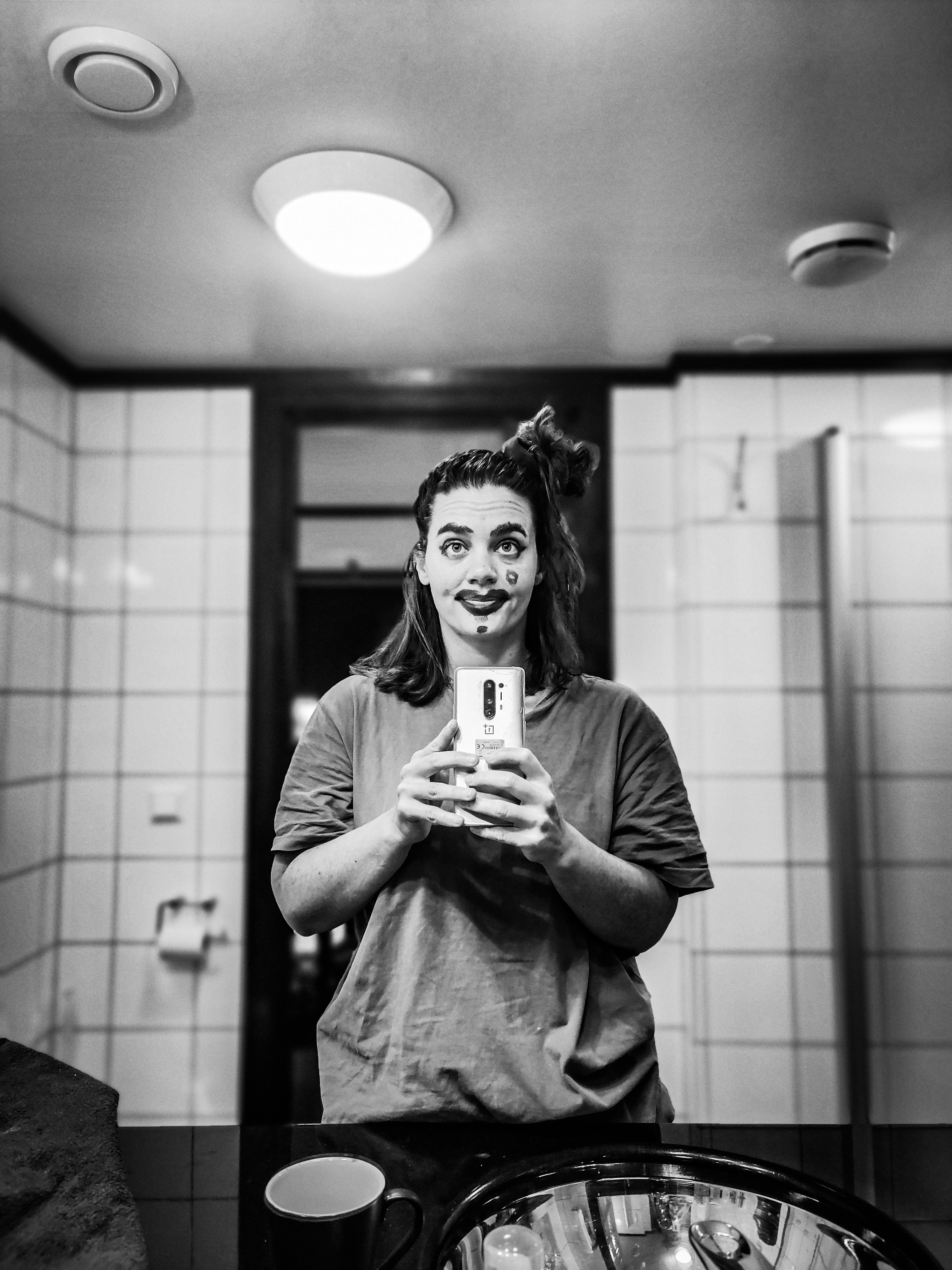 Eine Person, die ein Foto von sich selbst in einem Spiegel macht