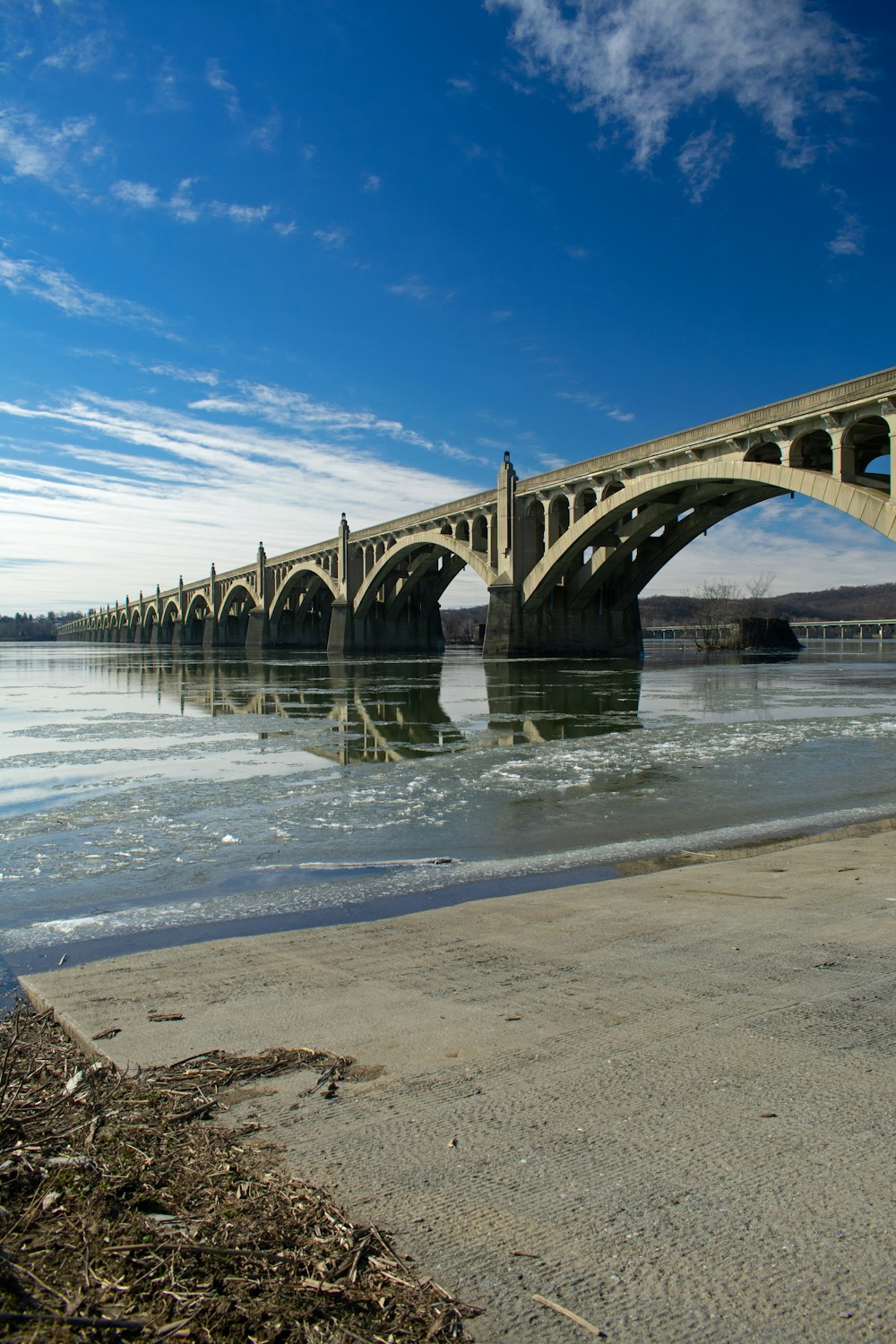 uma ponte sobre um corpo de água em um dia ensolarado