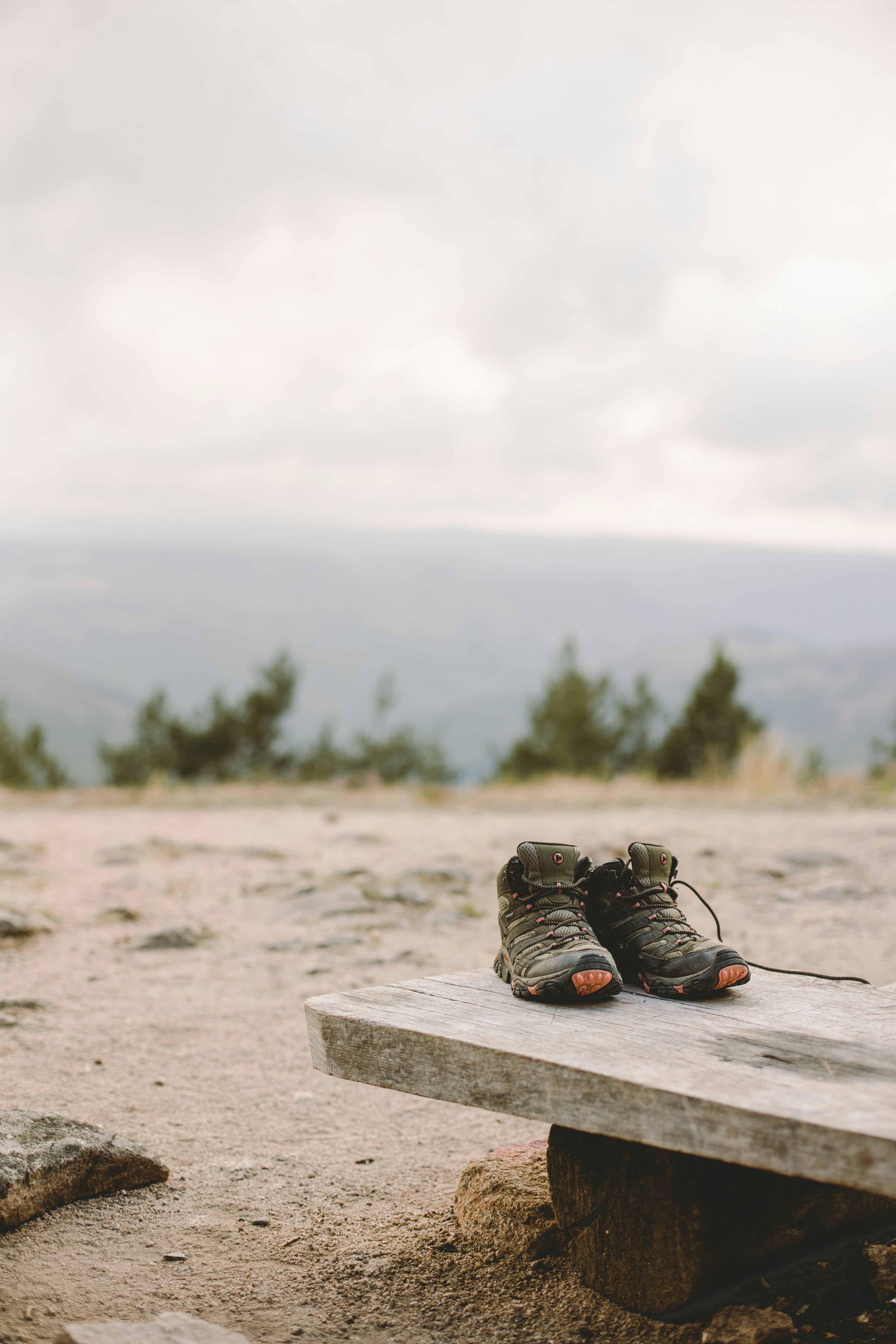 une paire de chaussures posée sur un banc en bois