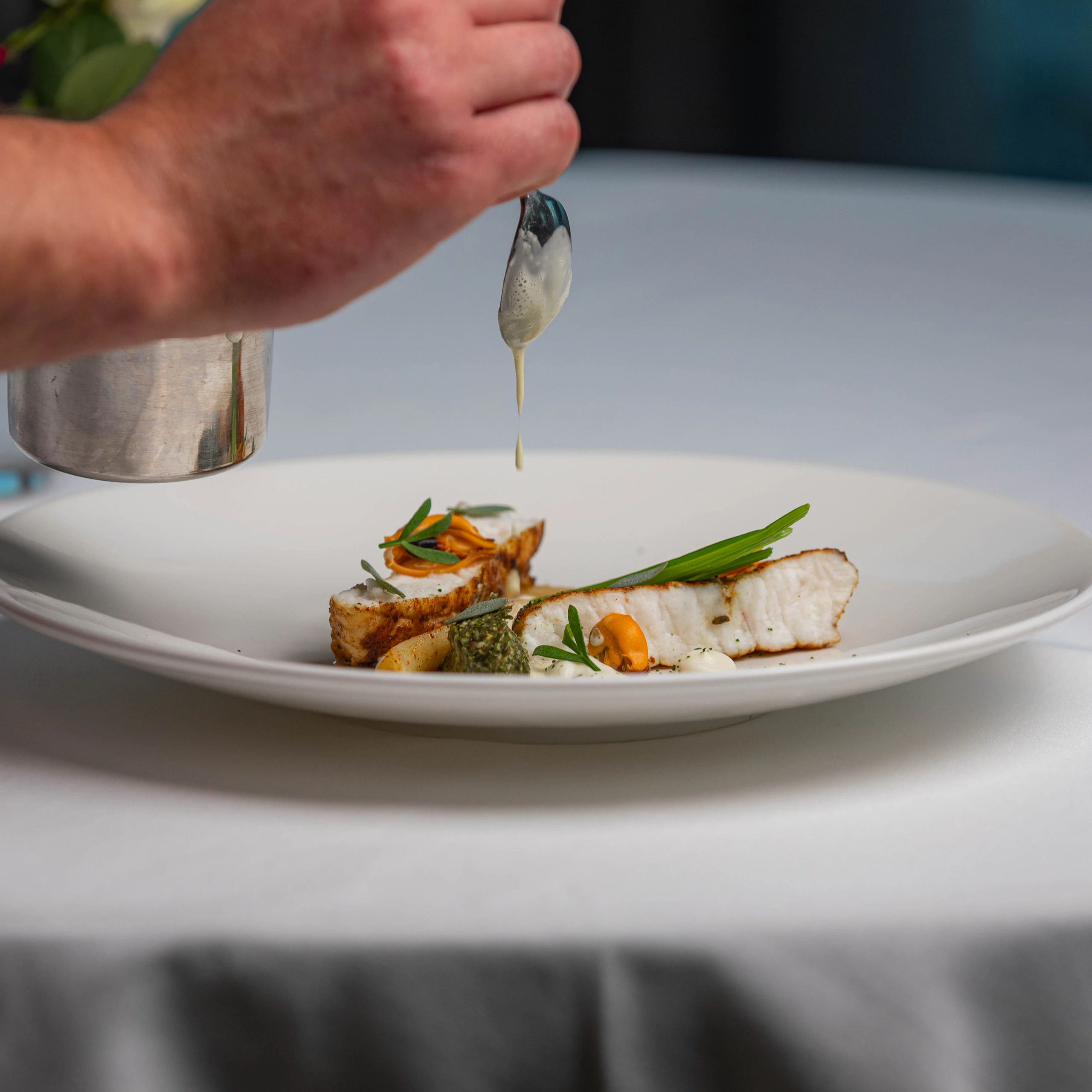 Assiette gastronomique de poisson et légumes de saison