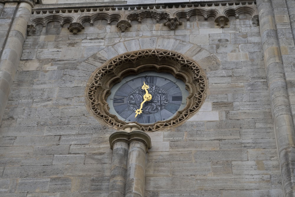 eine große Uhr an der Seite eines Gebäudes