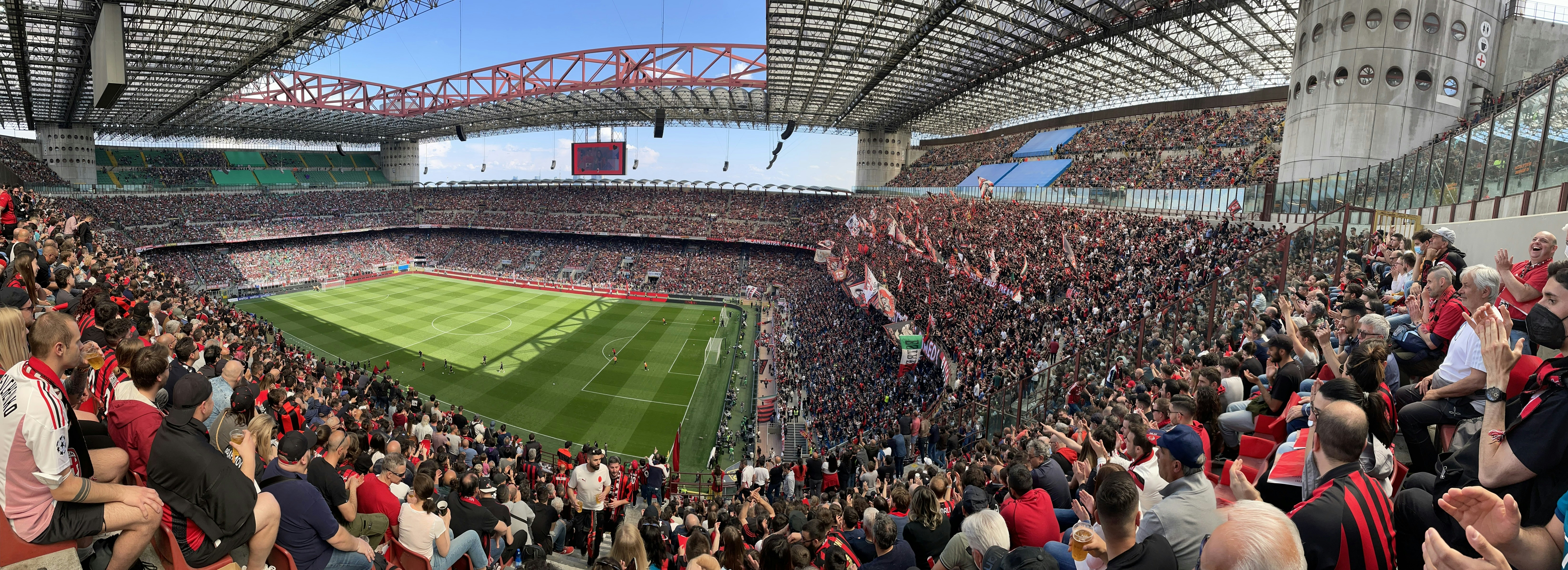 Stadion de fotbal plin cu suporteri, meci live transmis pe IPTV