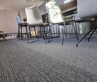 a row of chairs sitting on top of a carpeted floor