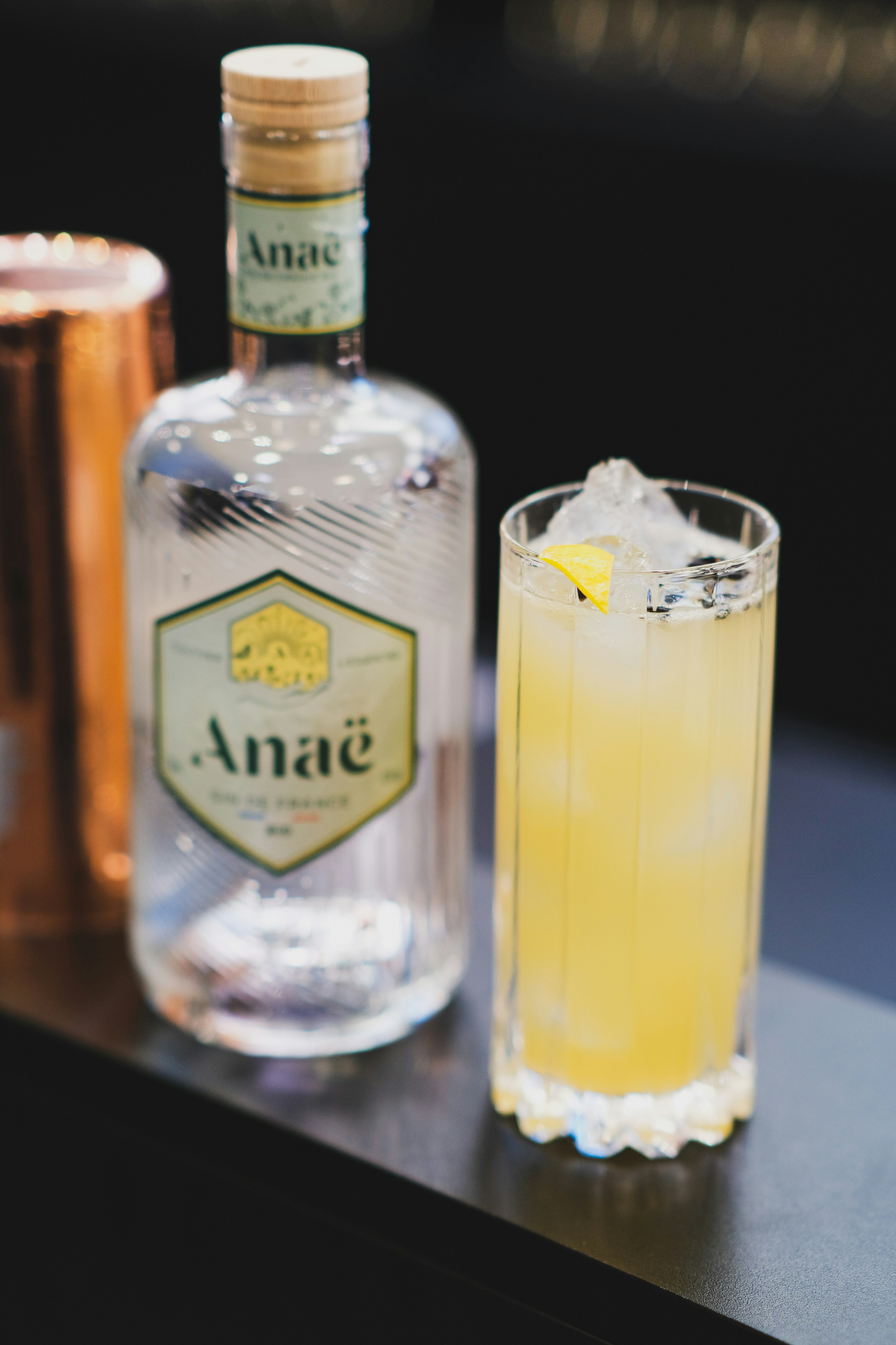 Un primer plano de una botella de alcohol junto a un vaso