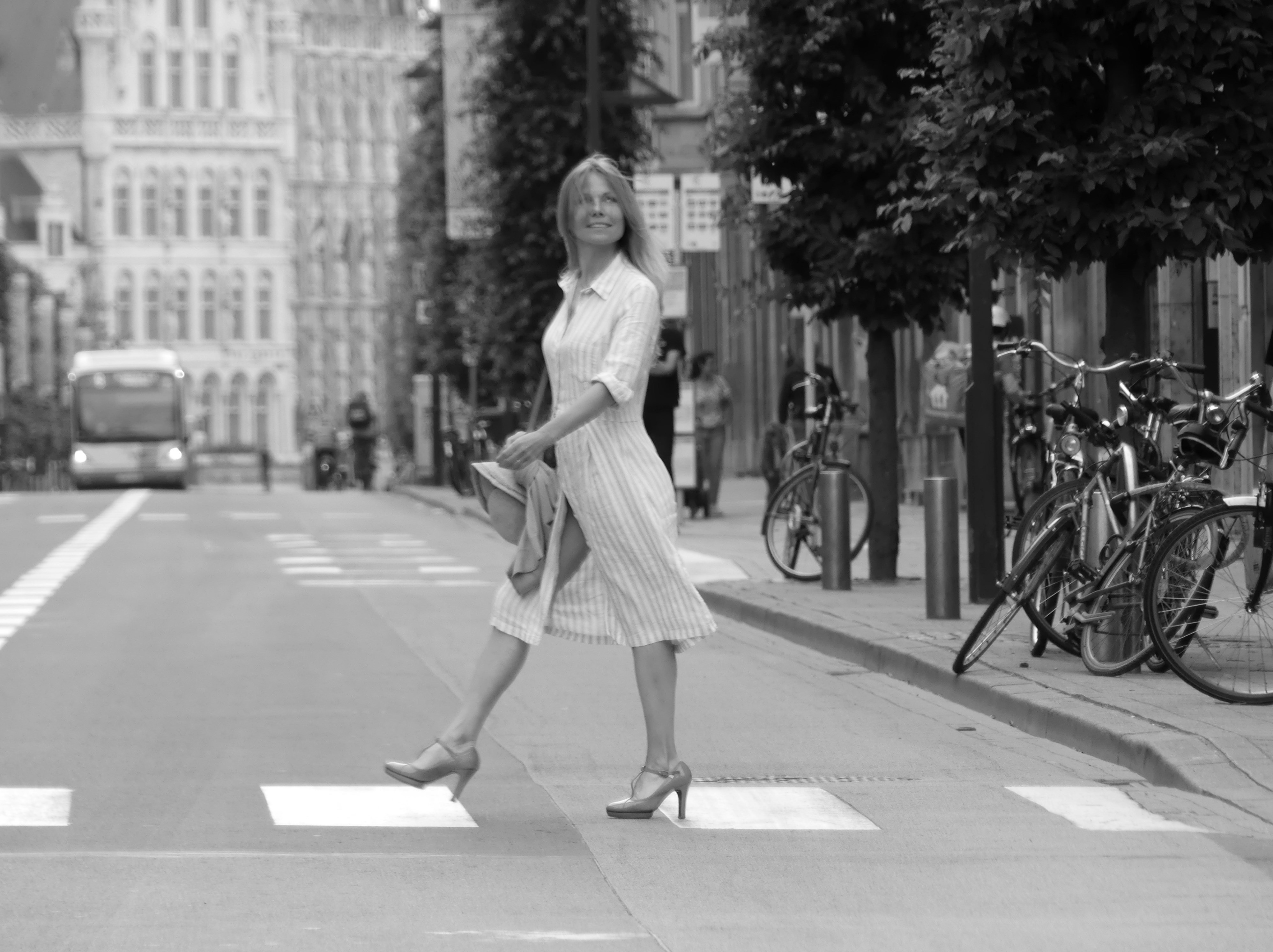 La femme et sa ligne : l'art parisien de construire une silhouette qui traverse le temps