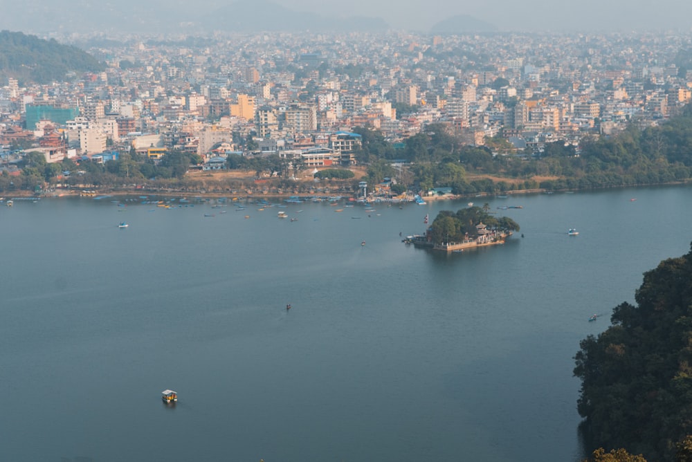 Un grande specchio d'acqua circondato da una città