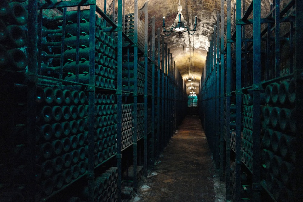 Un túnel estrecho con muchas botellas de vino