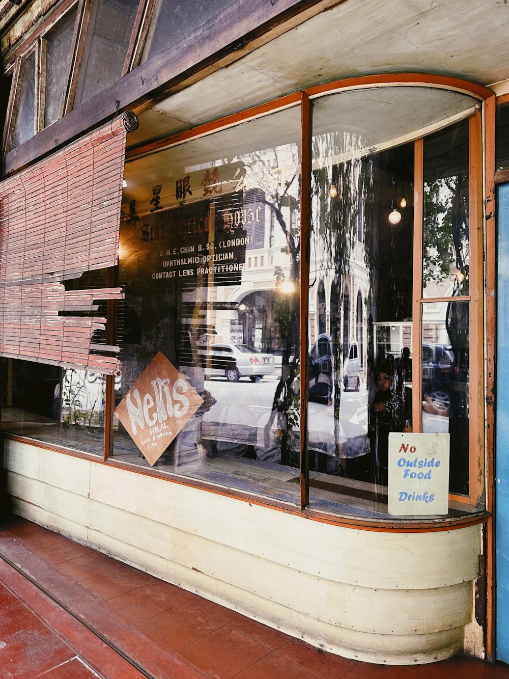 una facciata del negozio con un cartello in vetrina