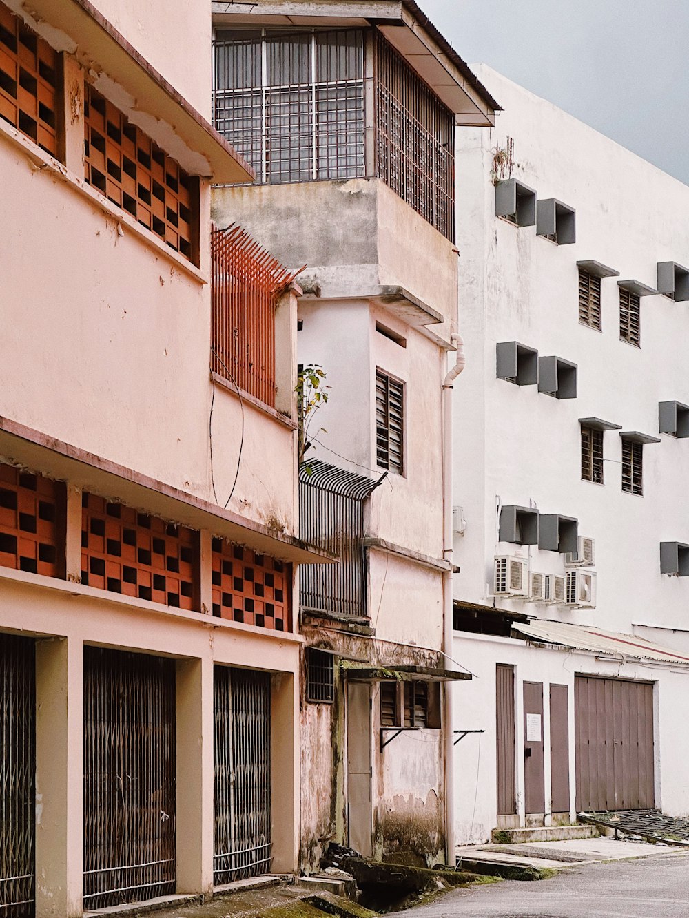 un edificio con un reloj en el costado