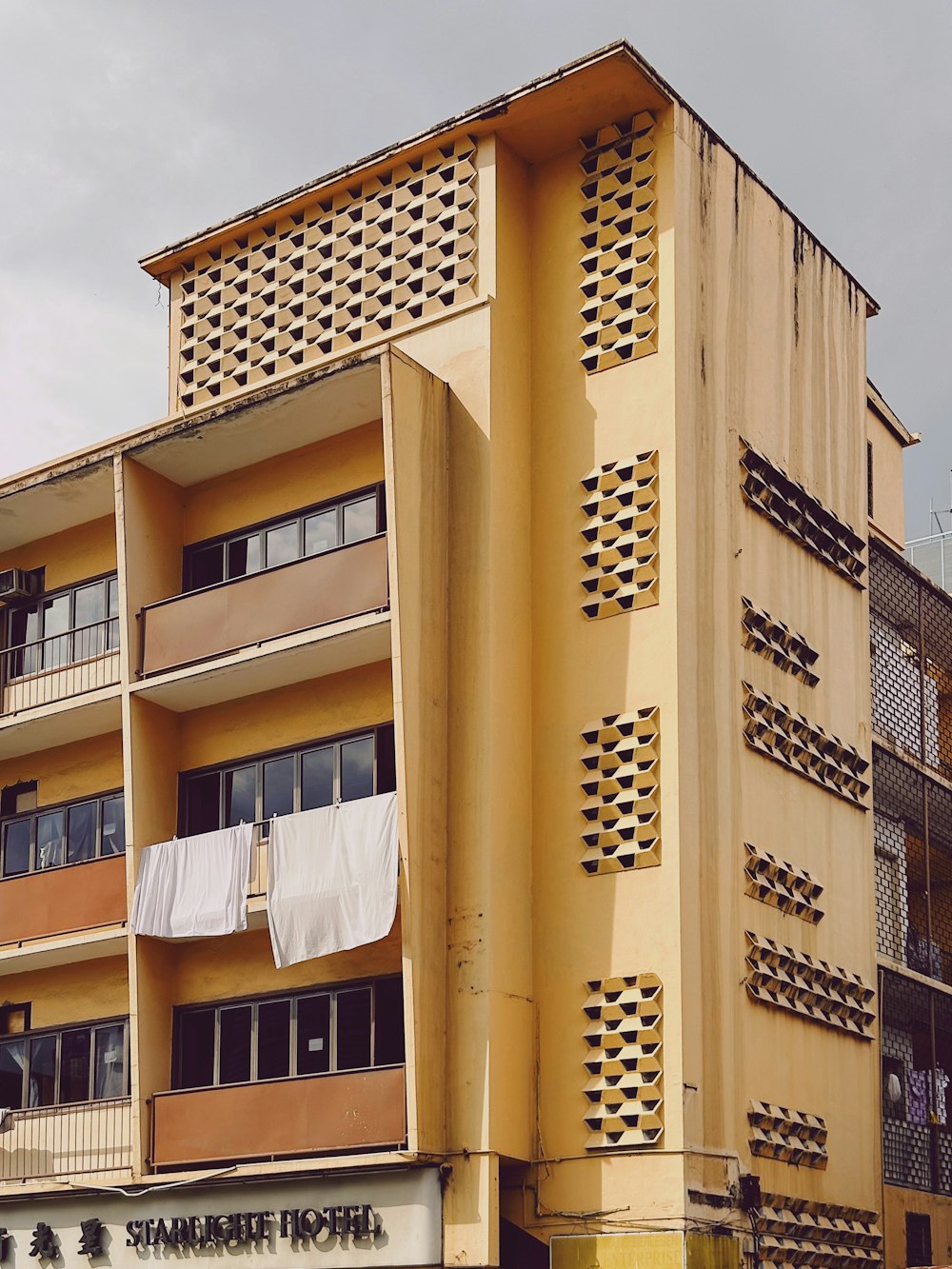 ein Gebäude mit vielen Fenstern und einer Wäscheleine an der Außenseite