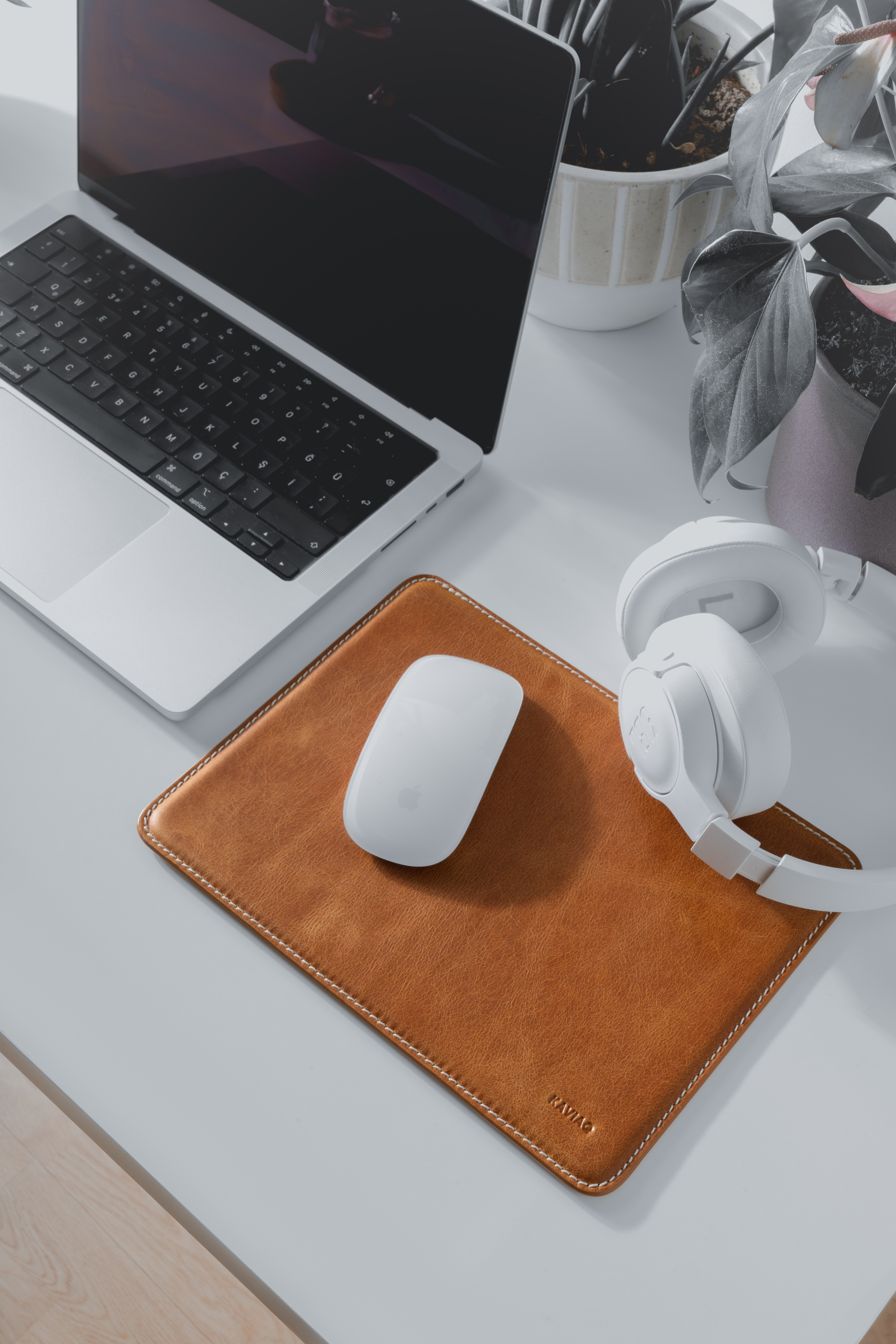 una computadora portátil, auriculares y un mouse en un escritorio