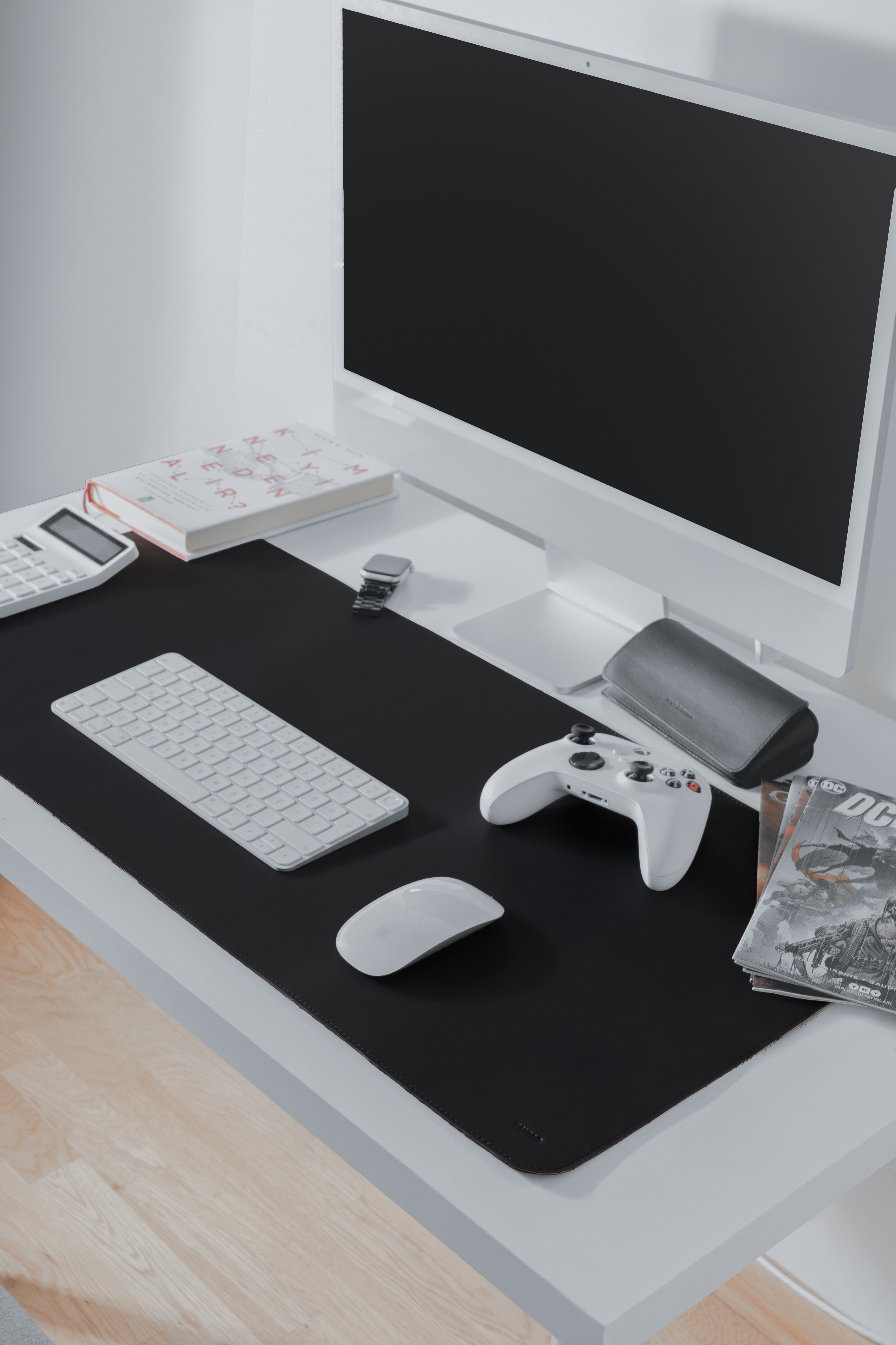 un escritorio con teclado, ratón y monitor