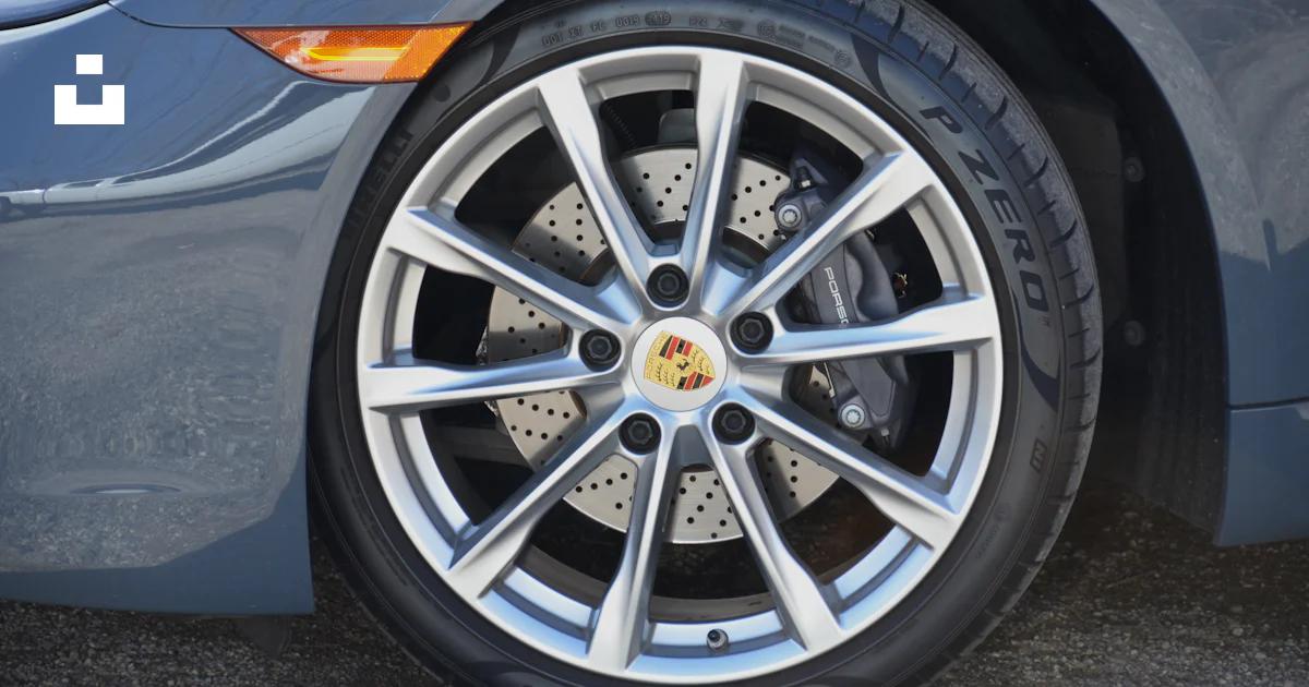 Des Roues Gros plan d’une roue sur une voiture photo – Photo Jante en alliage ...