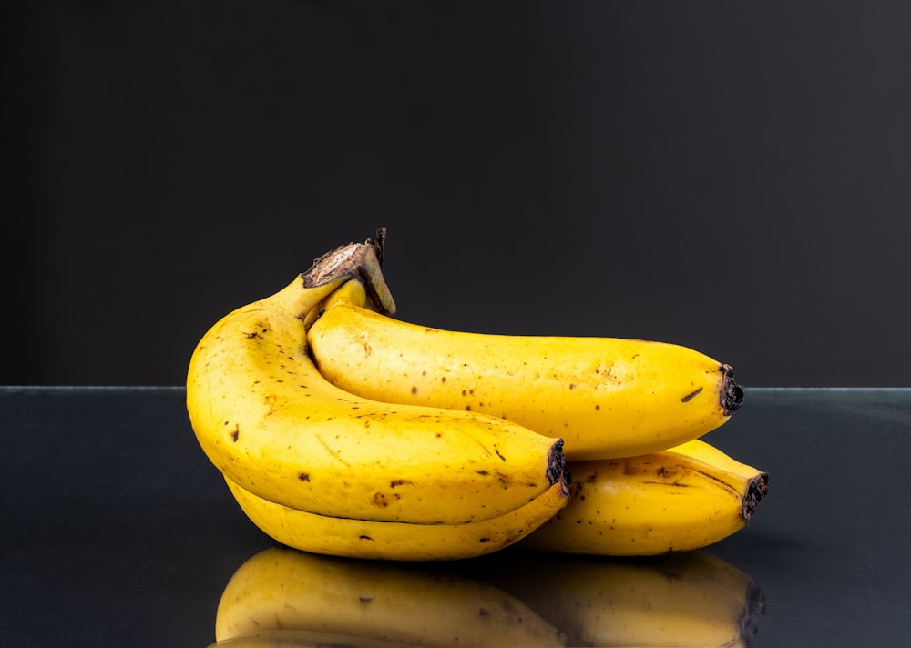 un bouquet de bananes mûres assis sur une table