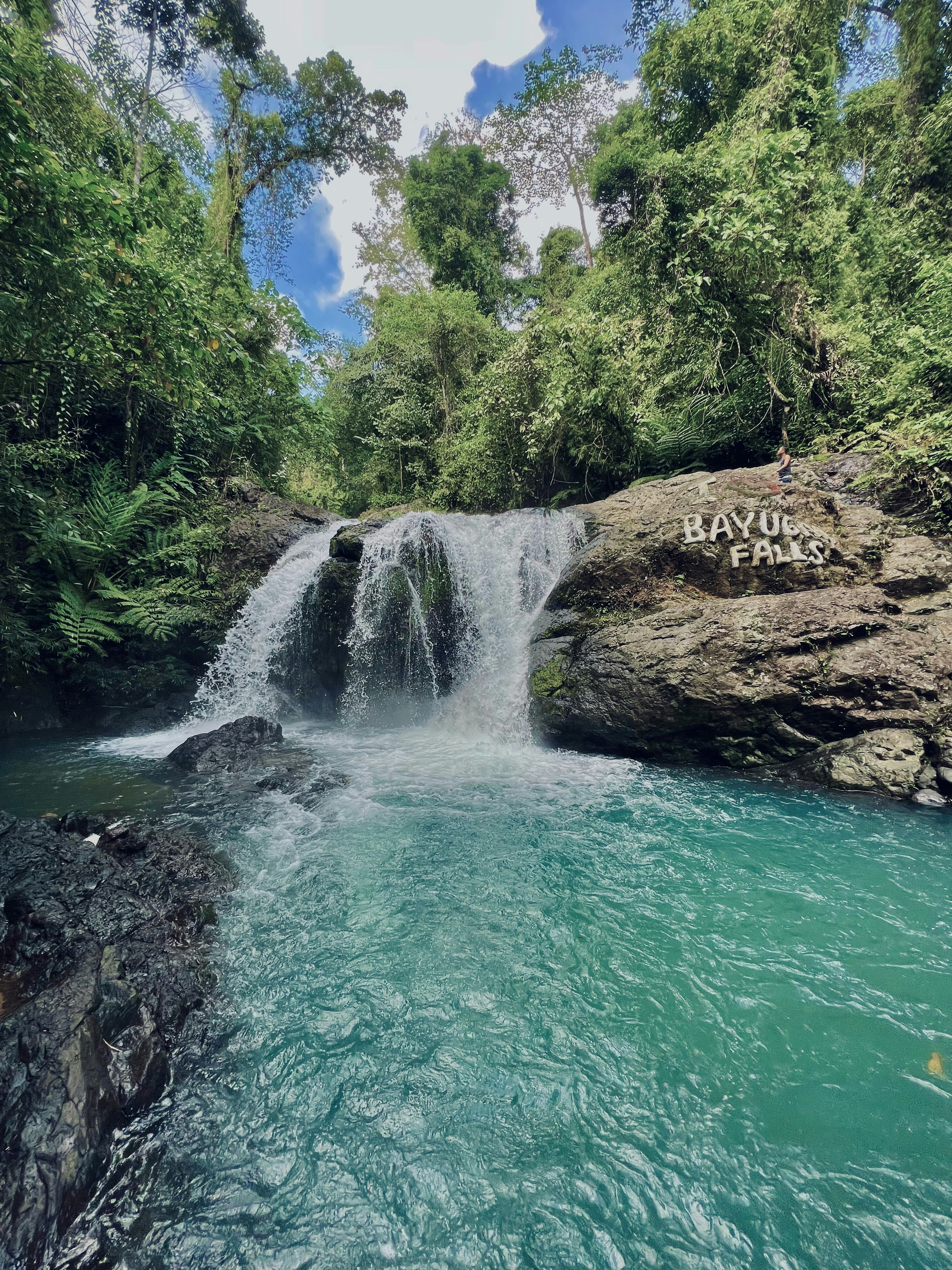 Karang Taraje, Banten: Pantai dengan Air Terjun di Tengah Laut