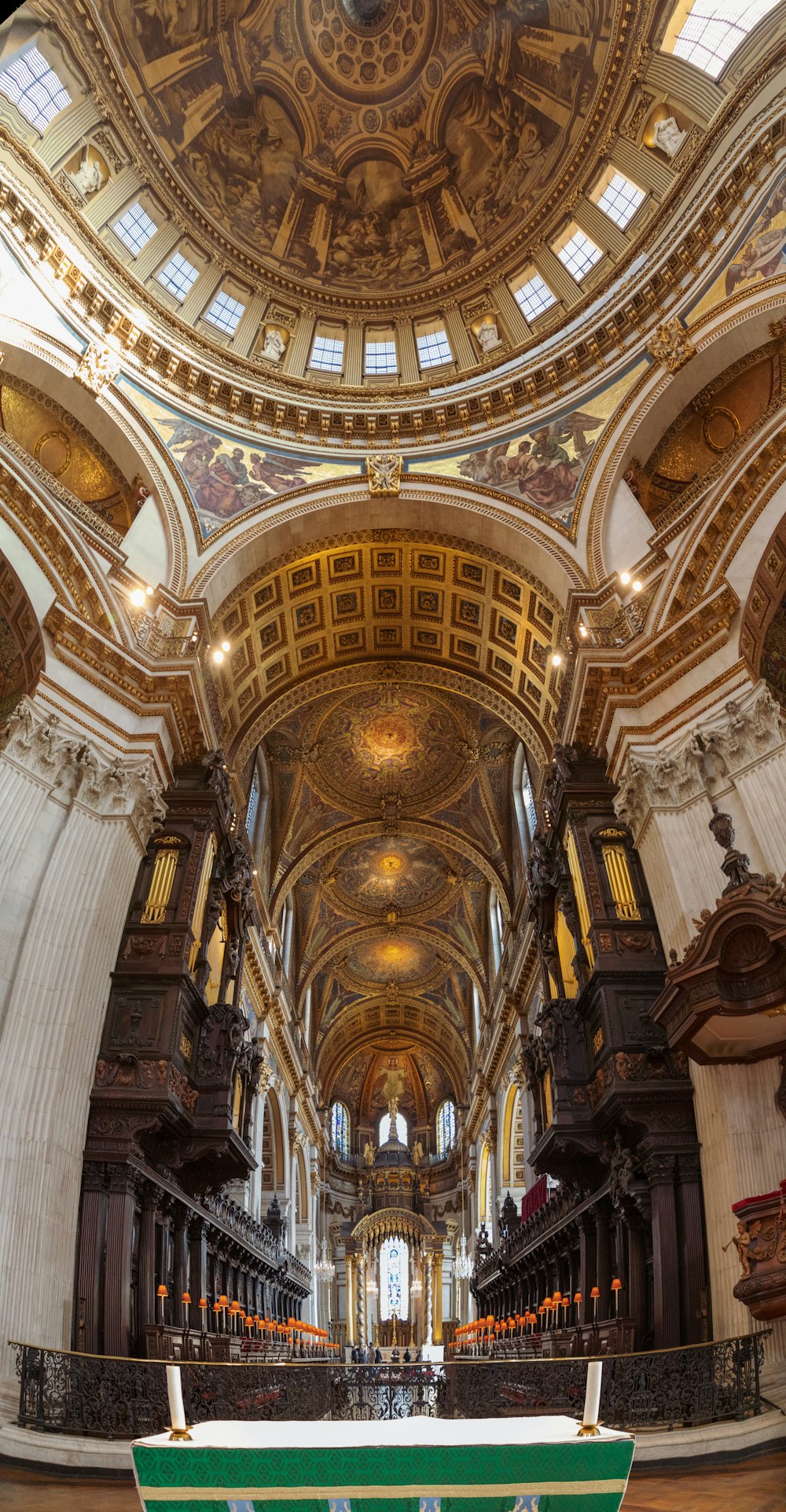 Una gran catedral con un alto techo abovedado