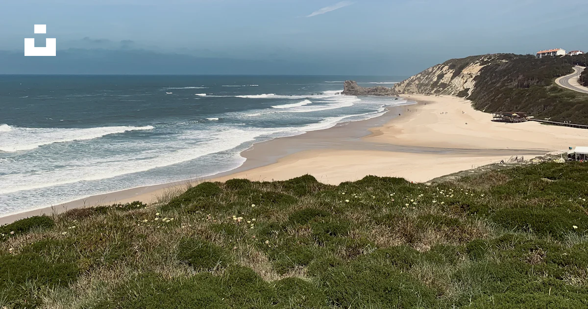 Foto Una Vista De Una Playa De Arena Y El Oc ano Imagen Costa Gratis foto-una-vista-de-una-playa-de-arena-y-el-oc-ano-imagen-costa-gratis
