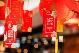 Tarjetas y faroles rojos colgantes de ‘Feliz Año Nuevo Chino’, usados como decoración tradicional 