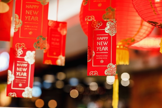 Tarjetas y faroles rojos colgantes de ‘Feliz Año Nuevo Chino’, usados como decoración tradicional 