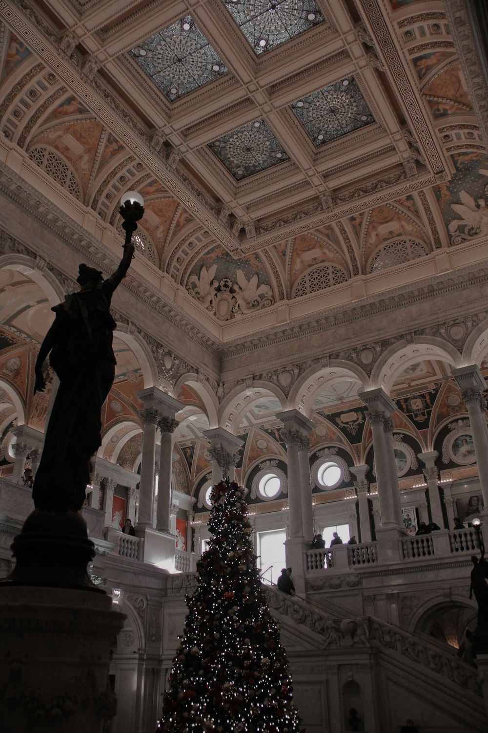 uma árvore de Natal no meio de um edifício