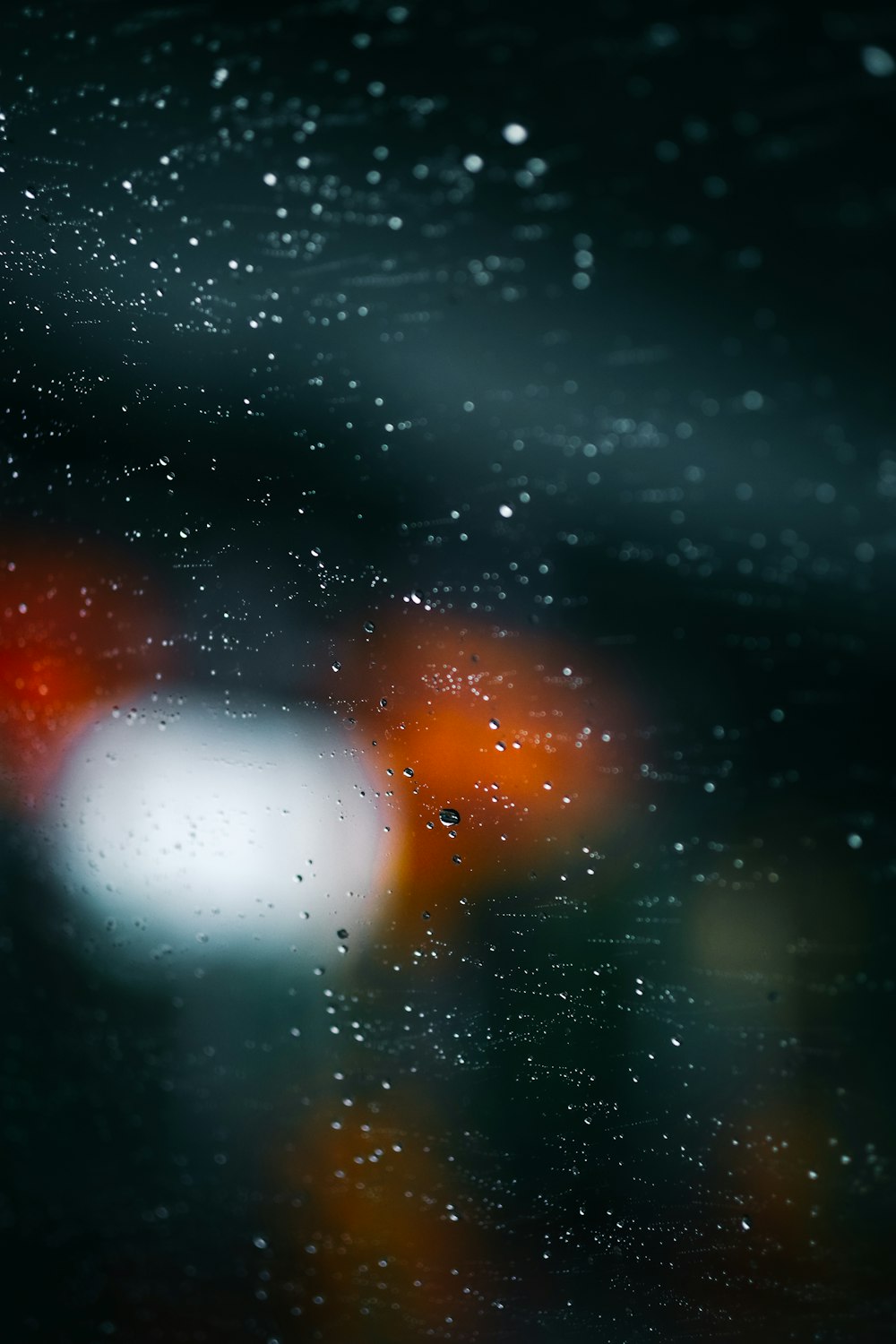 a blurry image of a street light in the rain