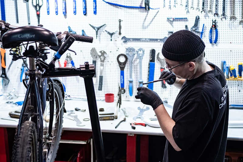Mechaniker arbeitet an einem Fahrrad in der Werkstatt