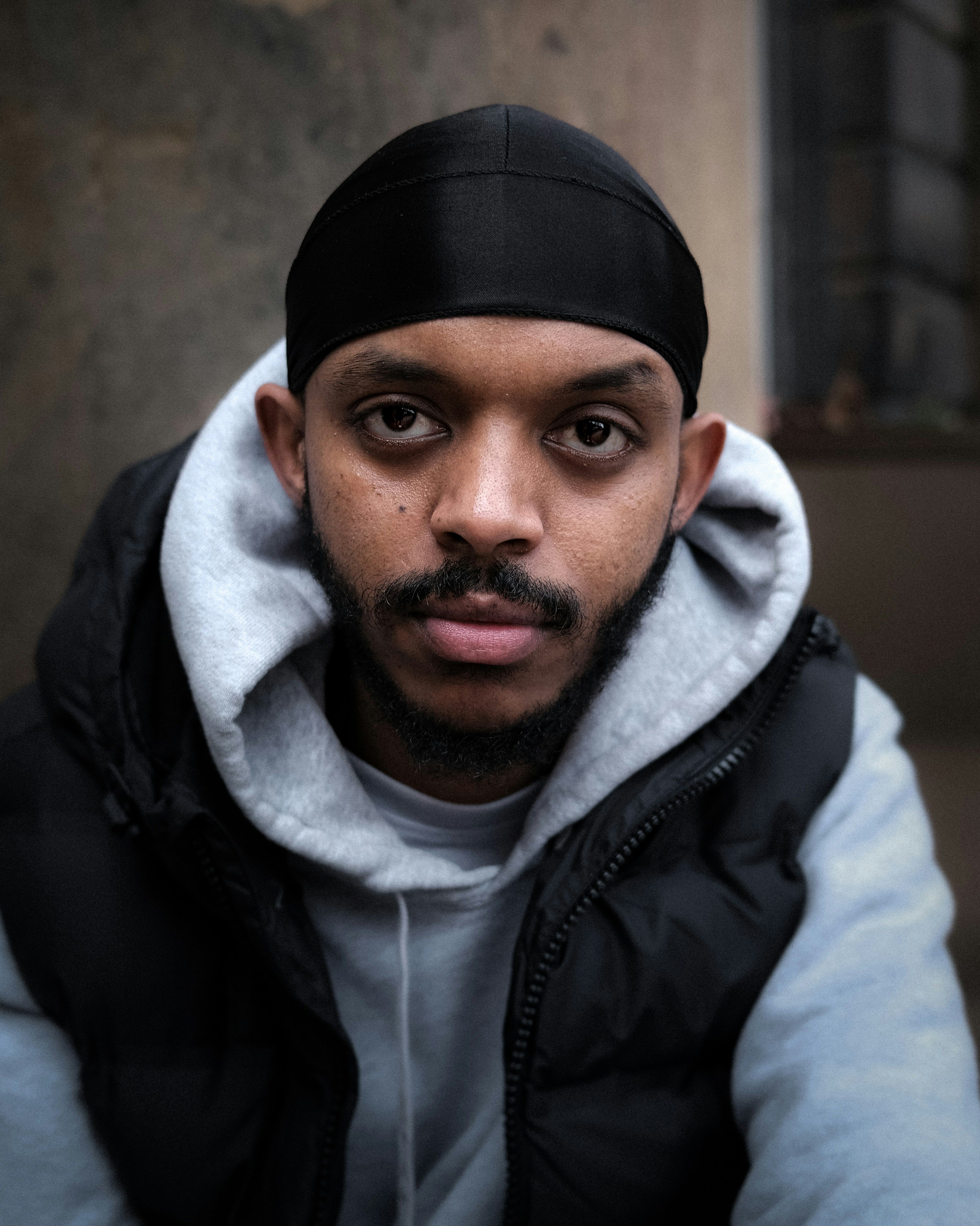 Ein Mann mit Bart und schwarzem Hut