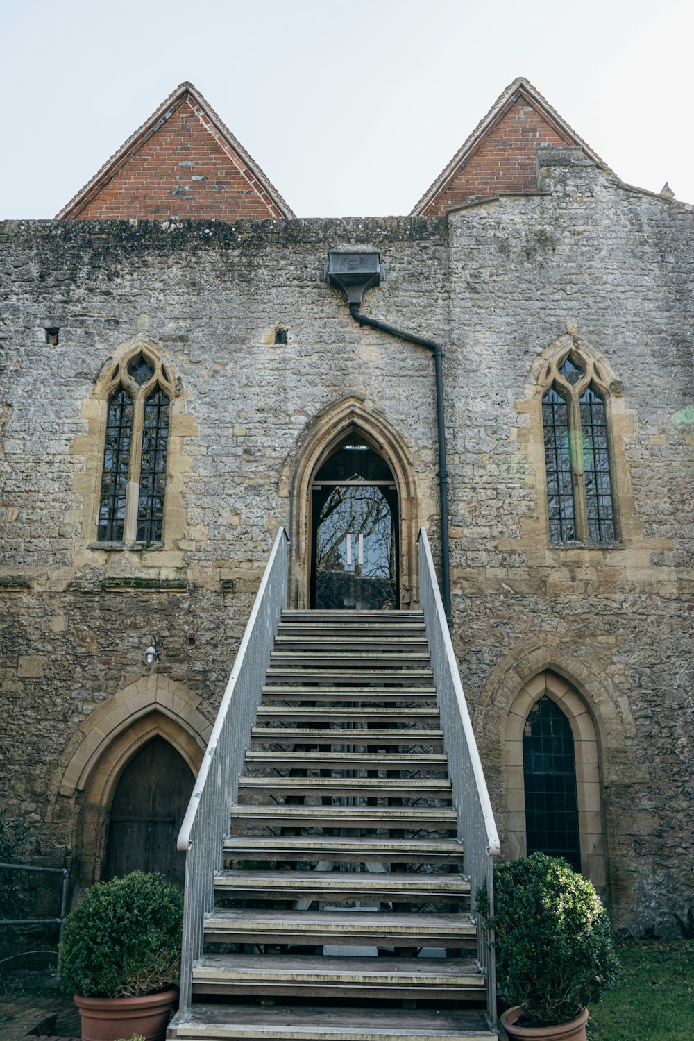 um conjunto de escadas que levam até um edifício antigo