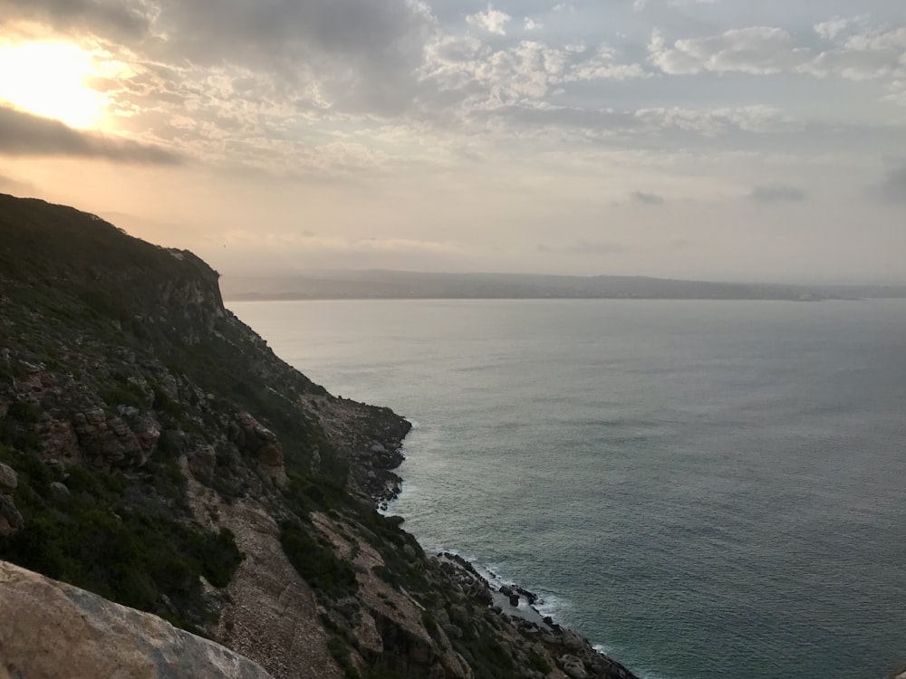 una vista di uno specchio d'acqua da una scogliera