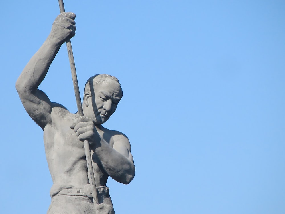 Una estatua de un hombre sosteniendo un bate de béisbol