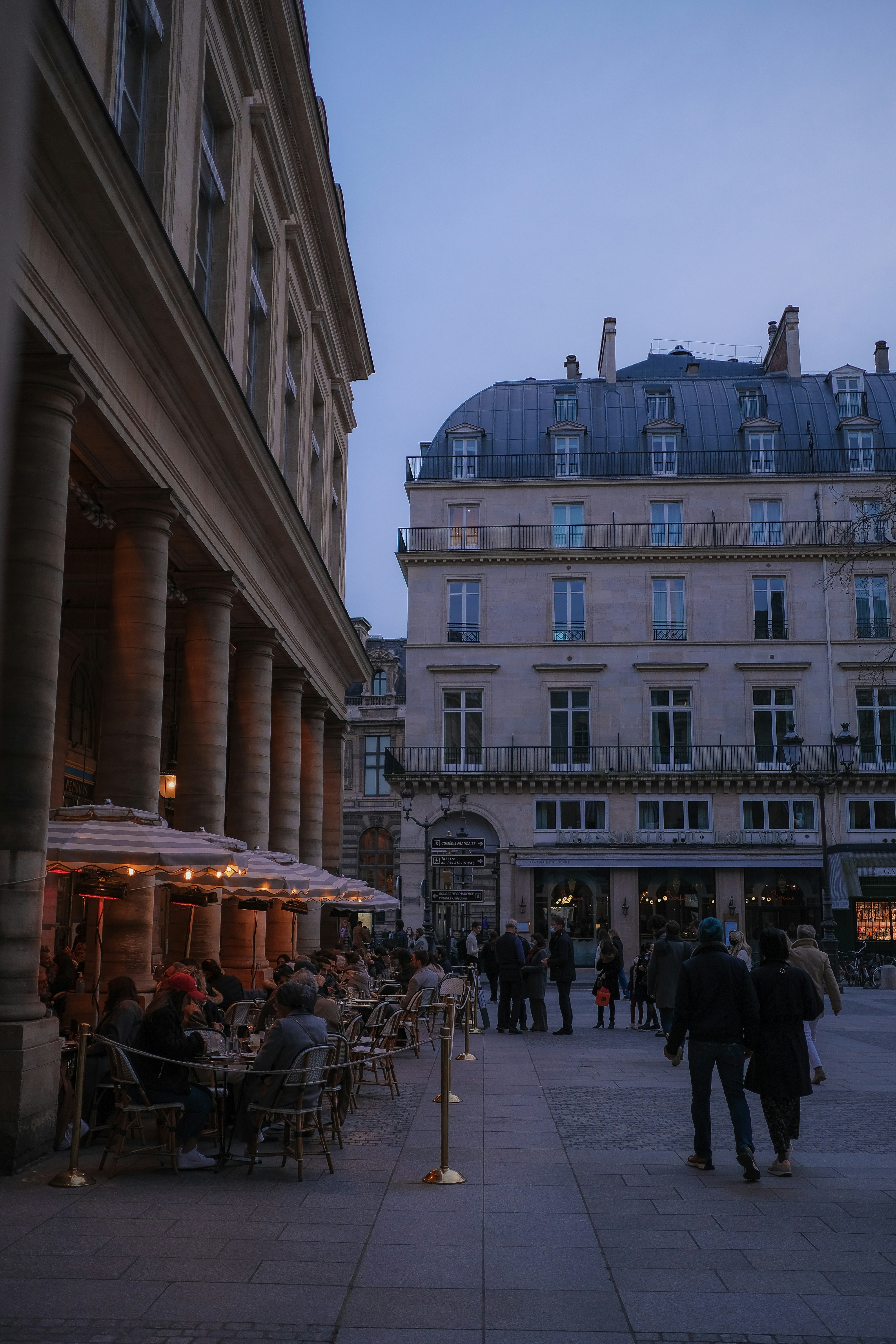 Eine Gruppe von Menschen, die eine Straße neben hohen Gebäuden entlang gehen