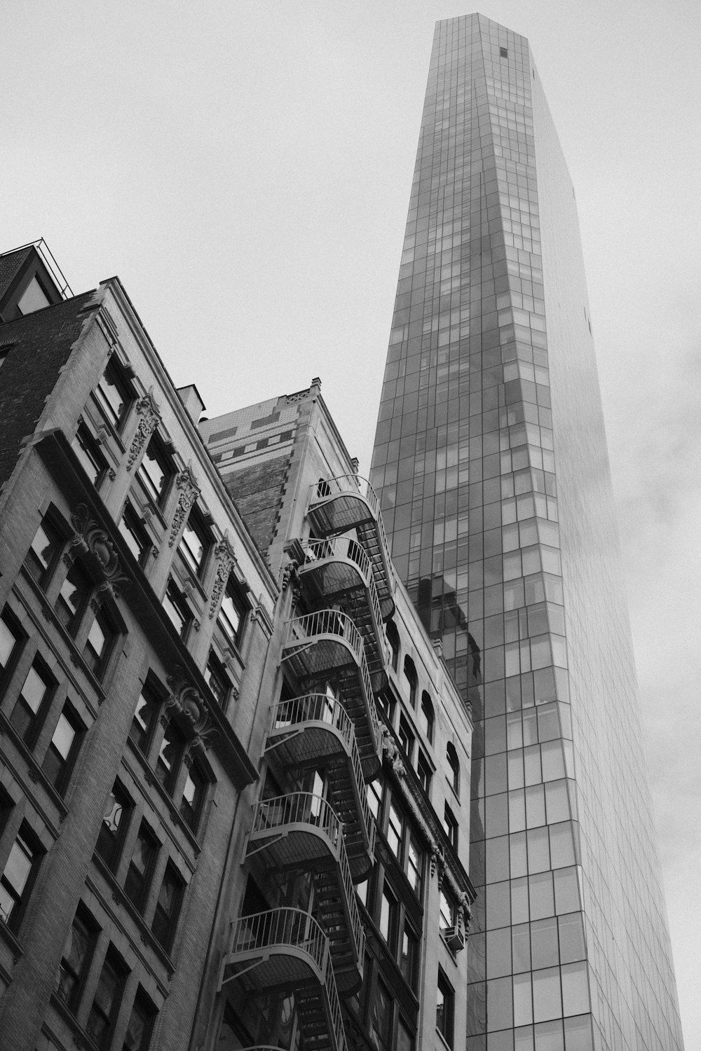 Una foto in bianco e nero di un edificio alto