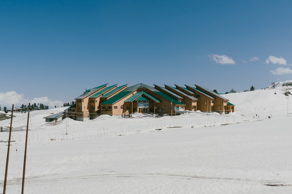 Ein Gebäude mit einem grünen Dach im Schnee