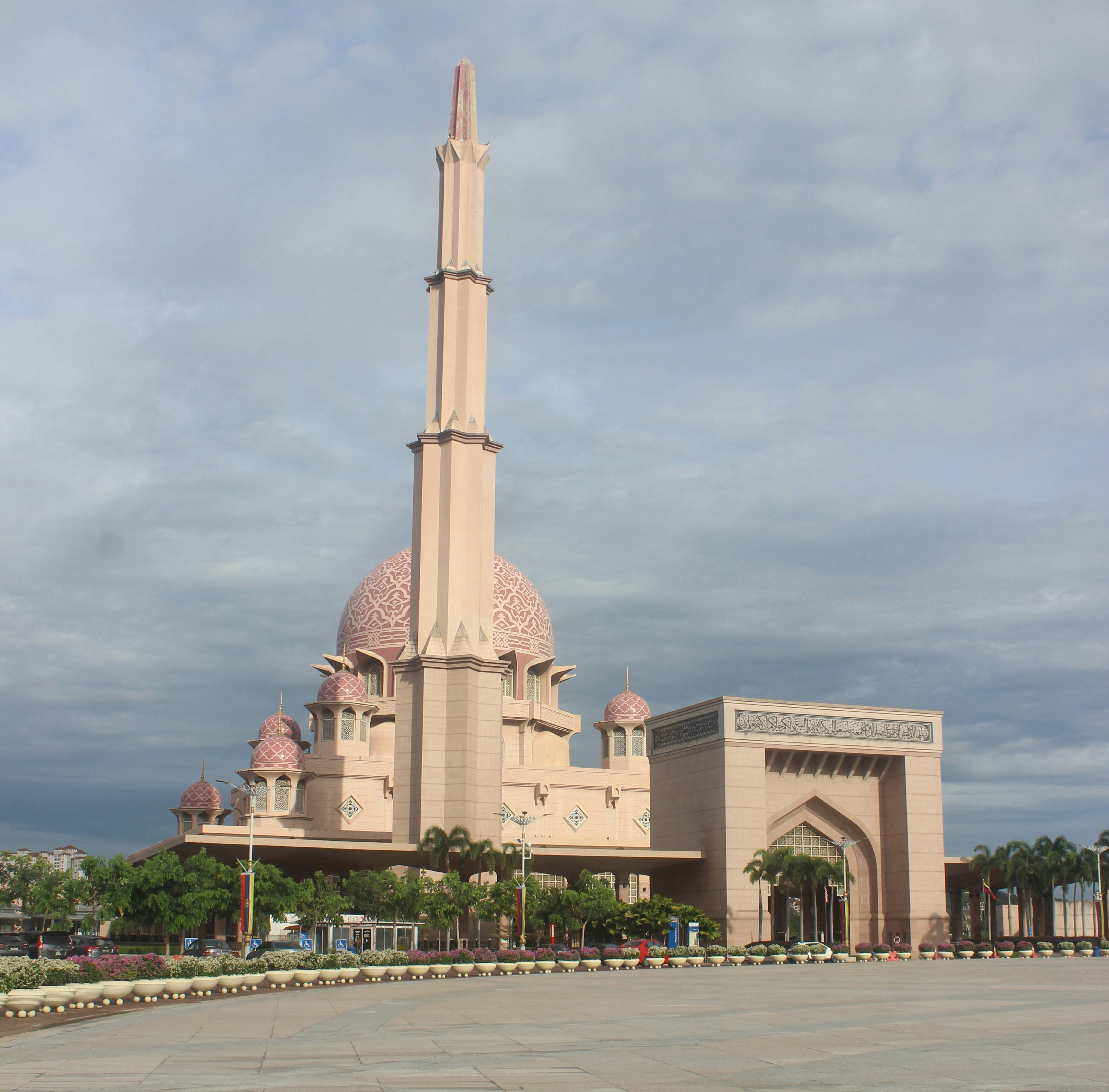 Un gran edificio con una torre alta en la parte superior