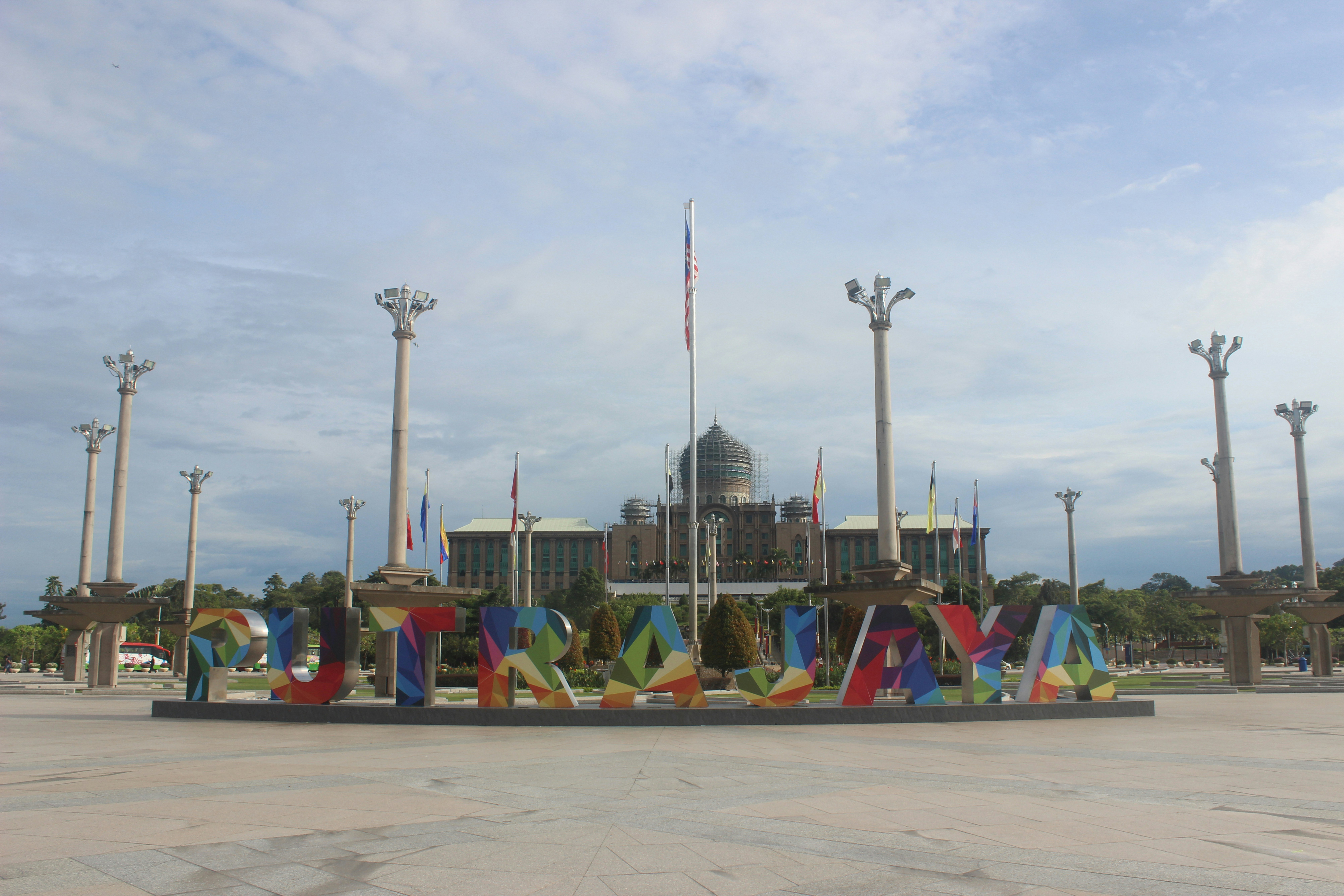 Dokumen dan pena di atas meja, melambangkan kontrak dan aturan