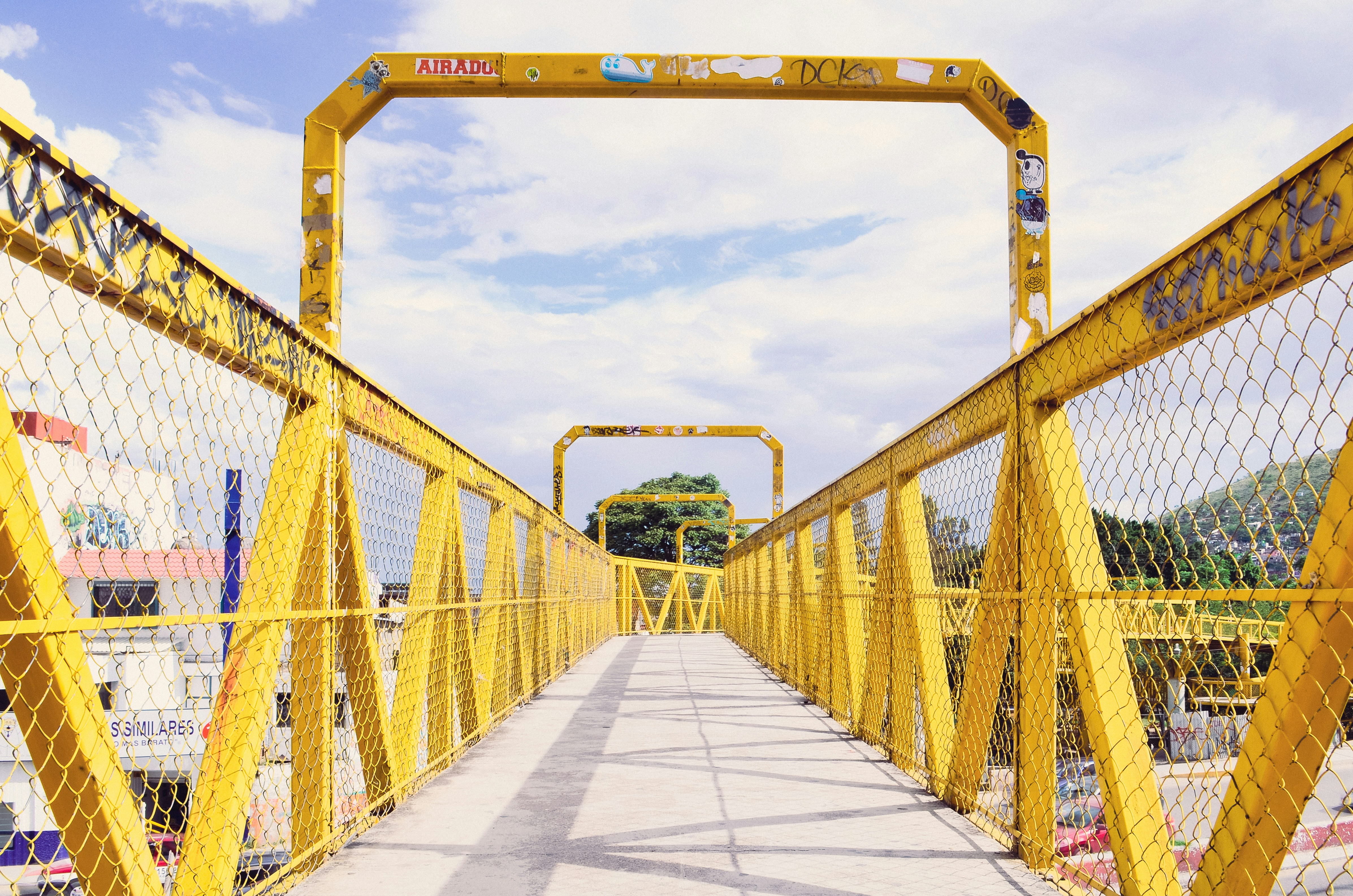 eine gelbe Metallbrücke mit einem gelben Tor